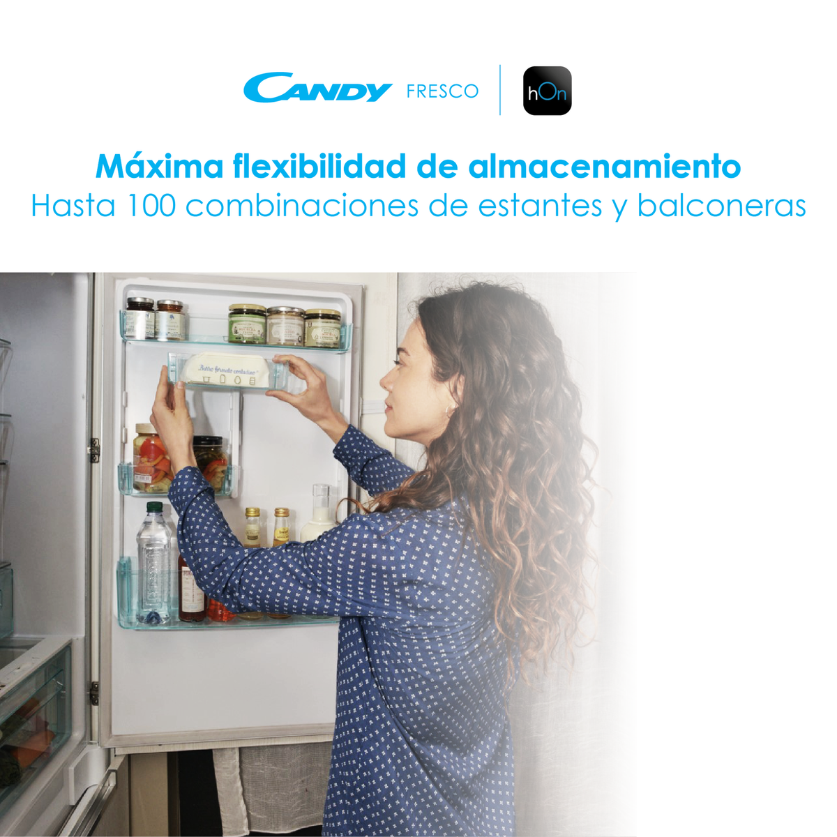 Mujer organizando objetos en un refrigerador.
