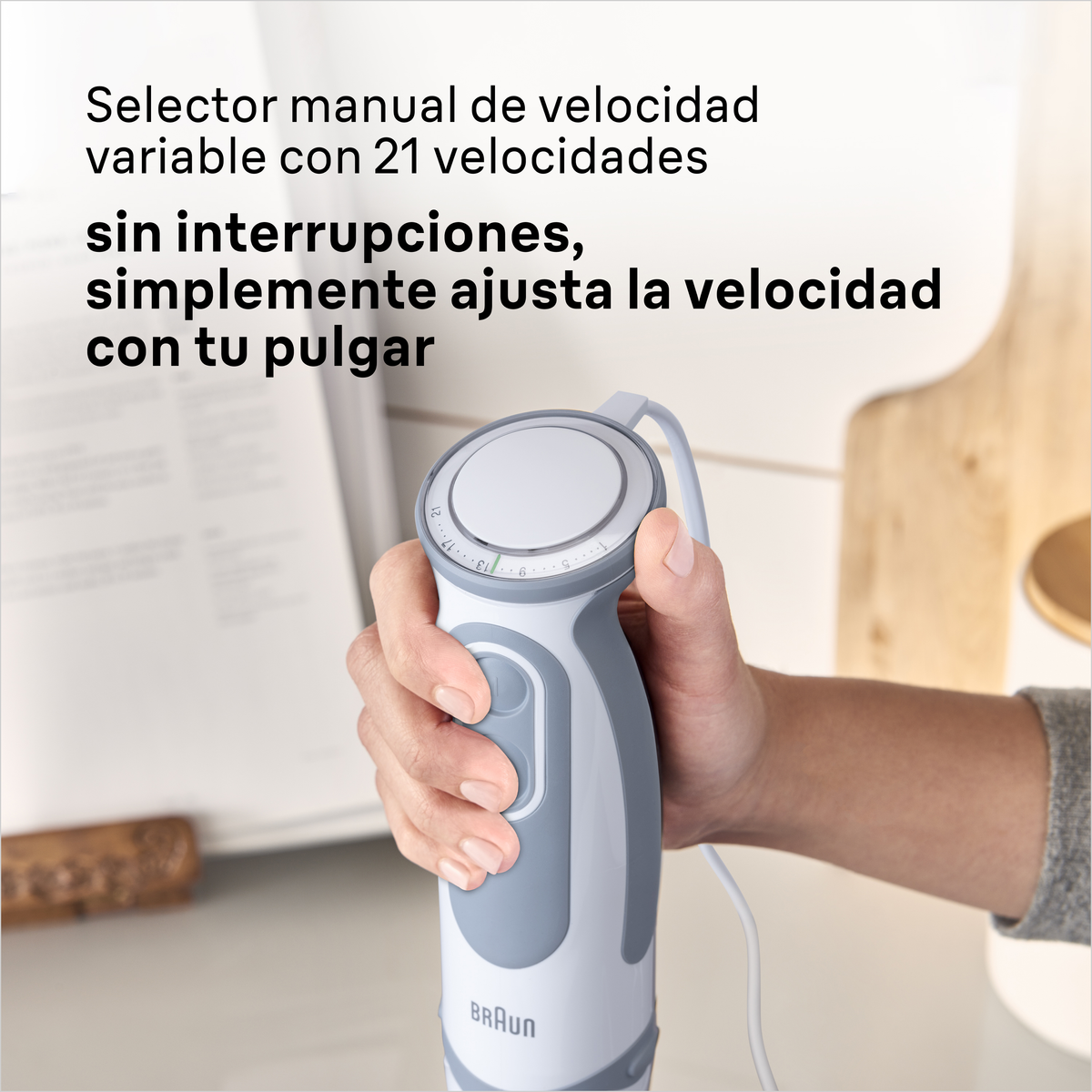 Osoba trzymająca biało-szary blender ręczny. Tekst: Selector manual de velocidad variable con 21 velocidades.