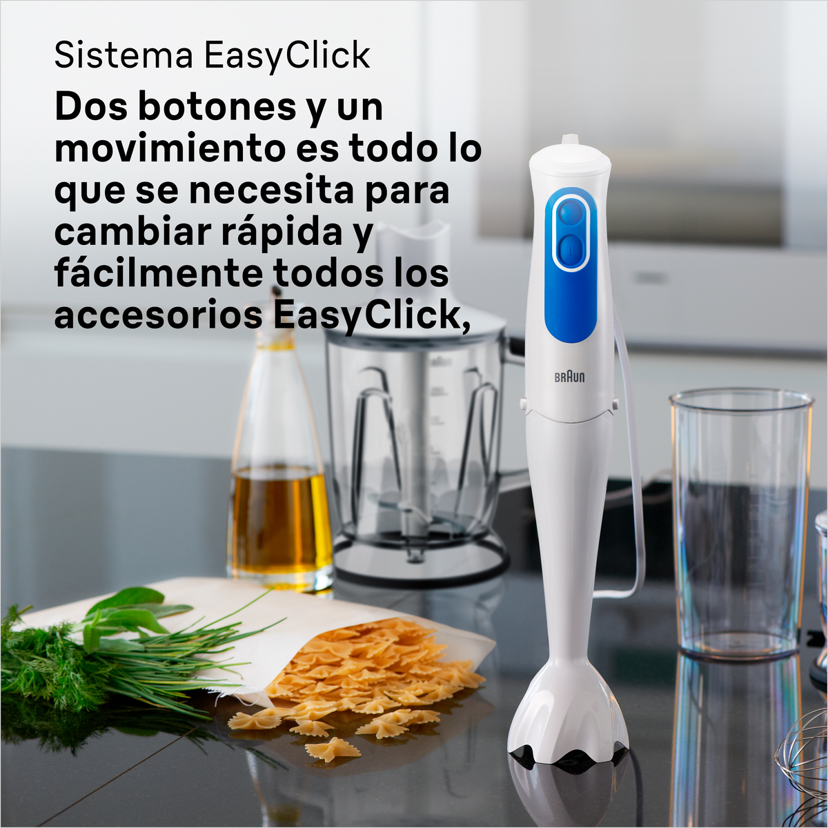 Biały blender ręczny z niebieskimi przyciskami, składnikami i tekstem na blacie. Tło jest rozmyte.