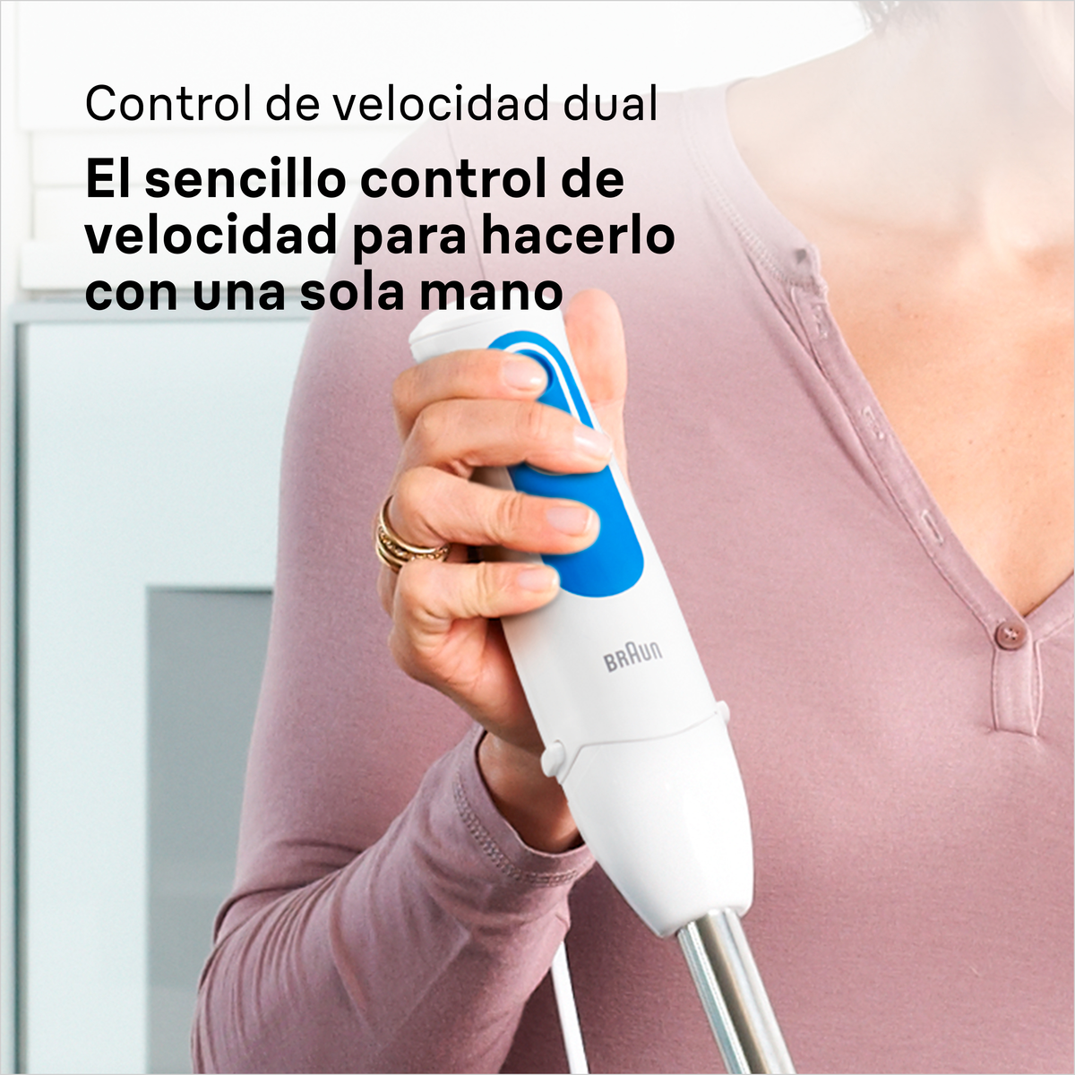 Ręka kobiety trzymająca biało-niebieski blender ręczny z tekstem na górze.