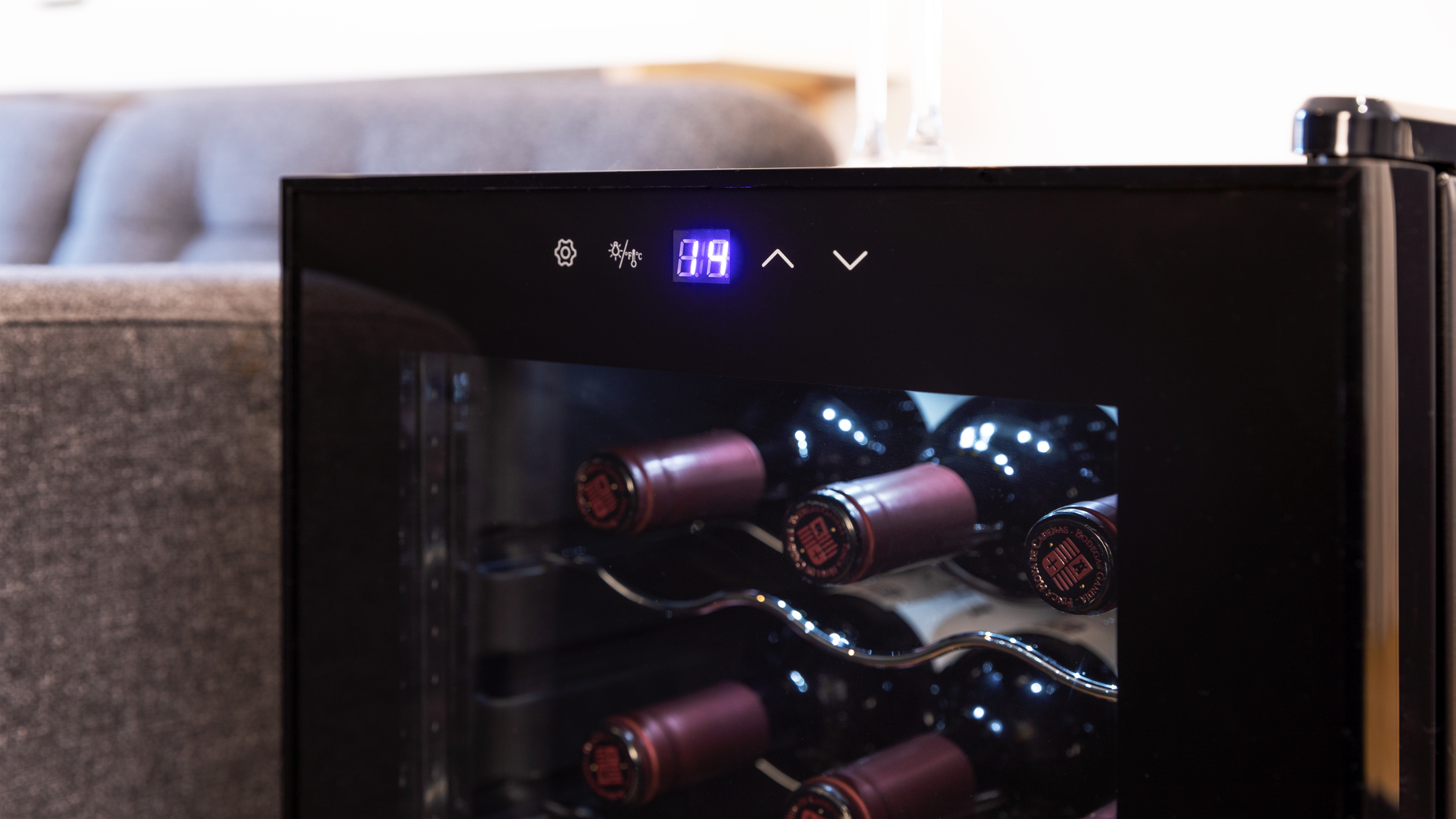 Chłodziarka do wina z podświetlanym wyświetlaczem temperatury.