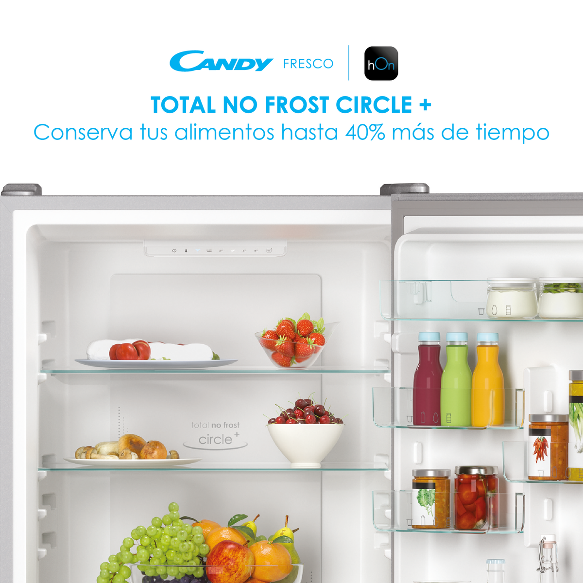 Refrigerador abierto con estantes de comida. Fresas, cerezas, botellas y frascos.