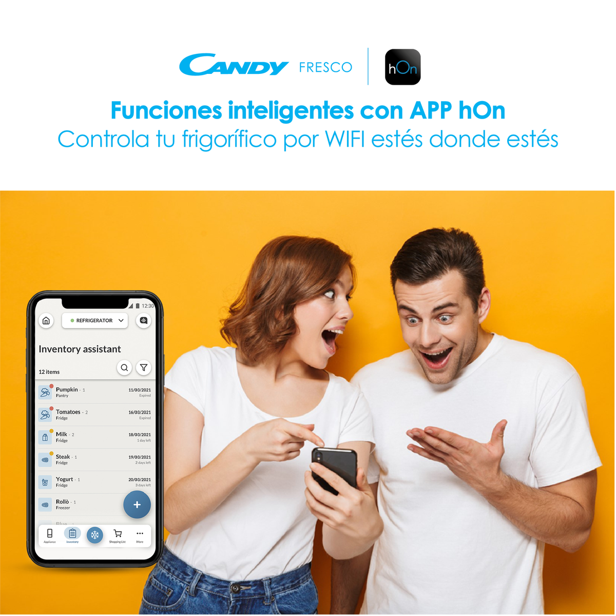 Una pareja mira un teléfono. Texto sobre un frigorífico inteligente al fondo.
