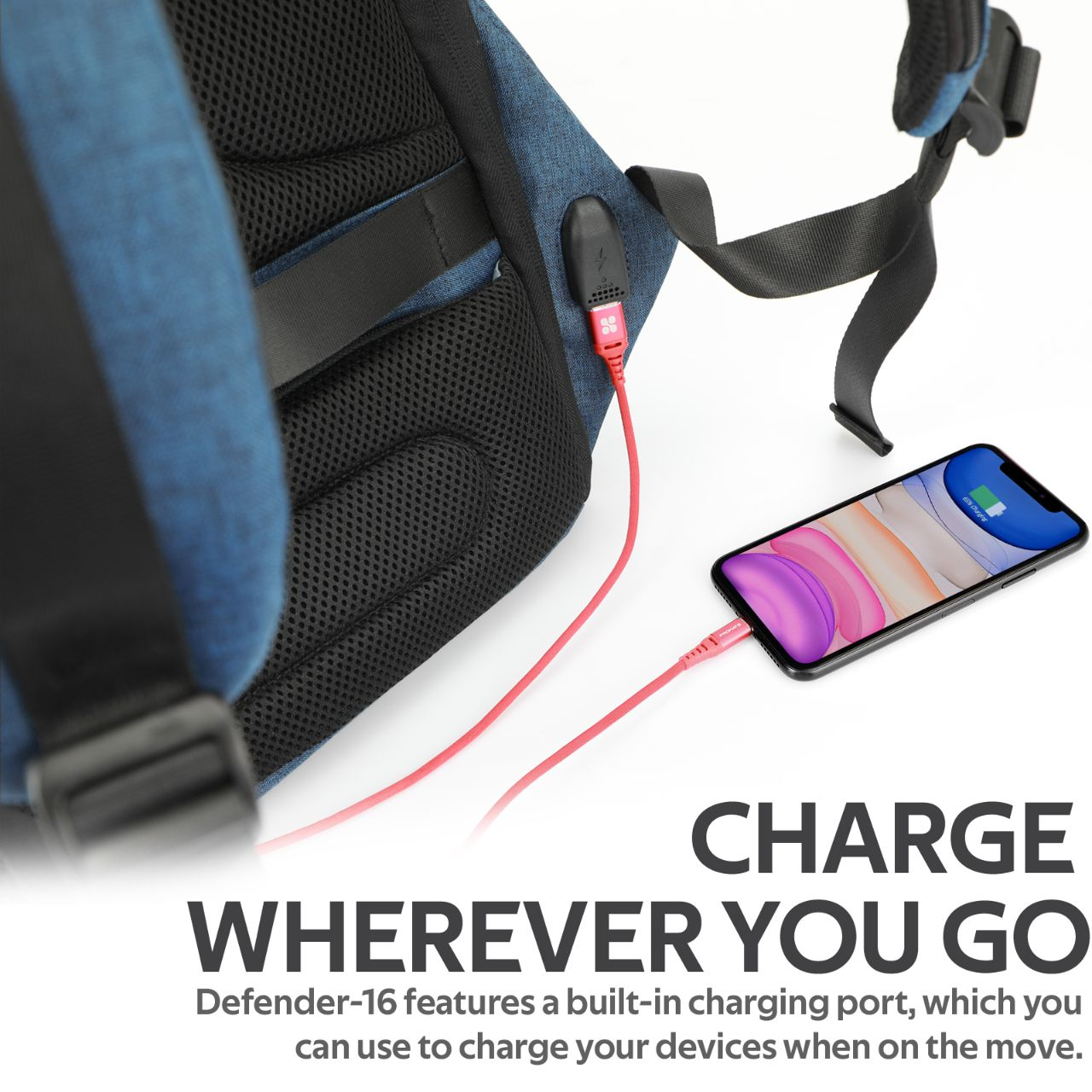 Mochila azul con puerto de carga conectado a un teléfono.