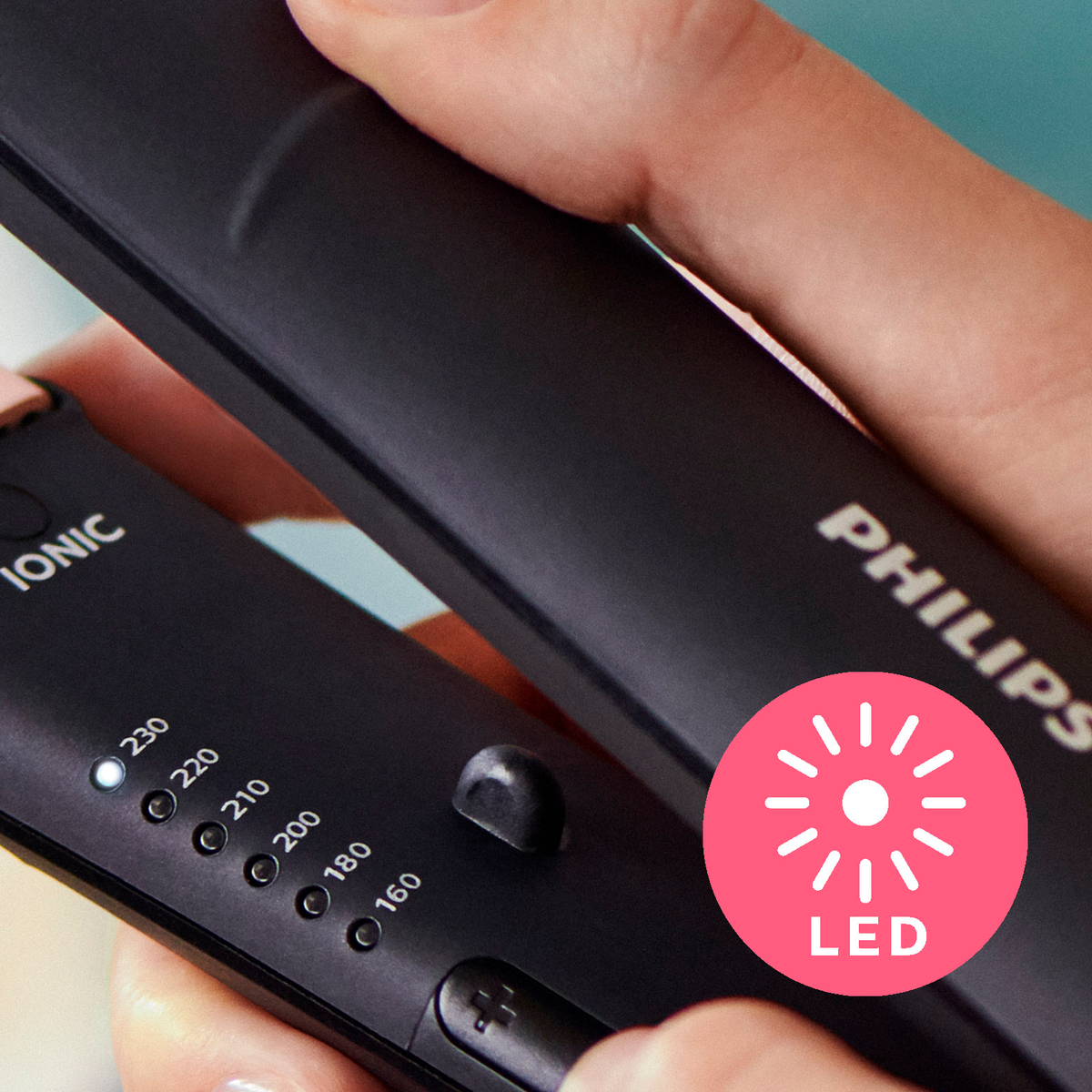 Czarna prostownica do włosów z panelem sterowania i wskaźnikiem LED.