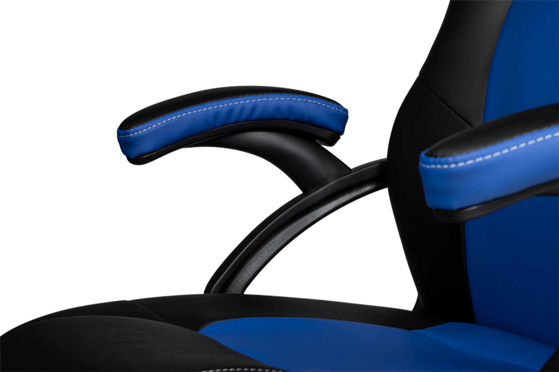 Nahaufnahme einer Gaming-Stuhl-Armlehne, schwarz mit blauen Akzenten und weißen Nähten.
