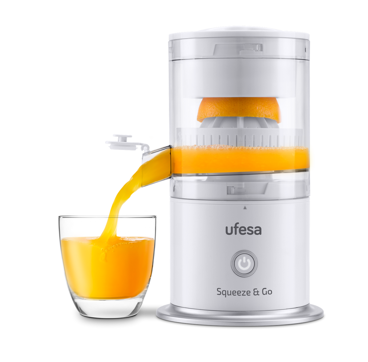 Una exprimidora blanca y transparente con una naranja dentro y jugo vertiéndose en un vaso. Fondo negro.