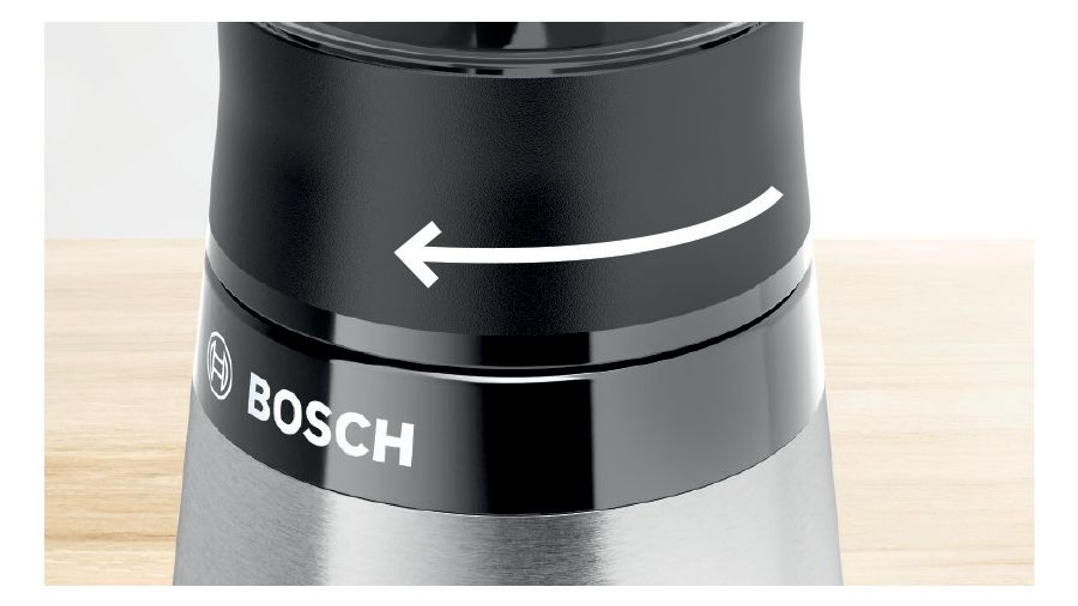 Primer plano del dial de un electrodoméstico Bosch con el logotipo de la marca y una flecha direccional.