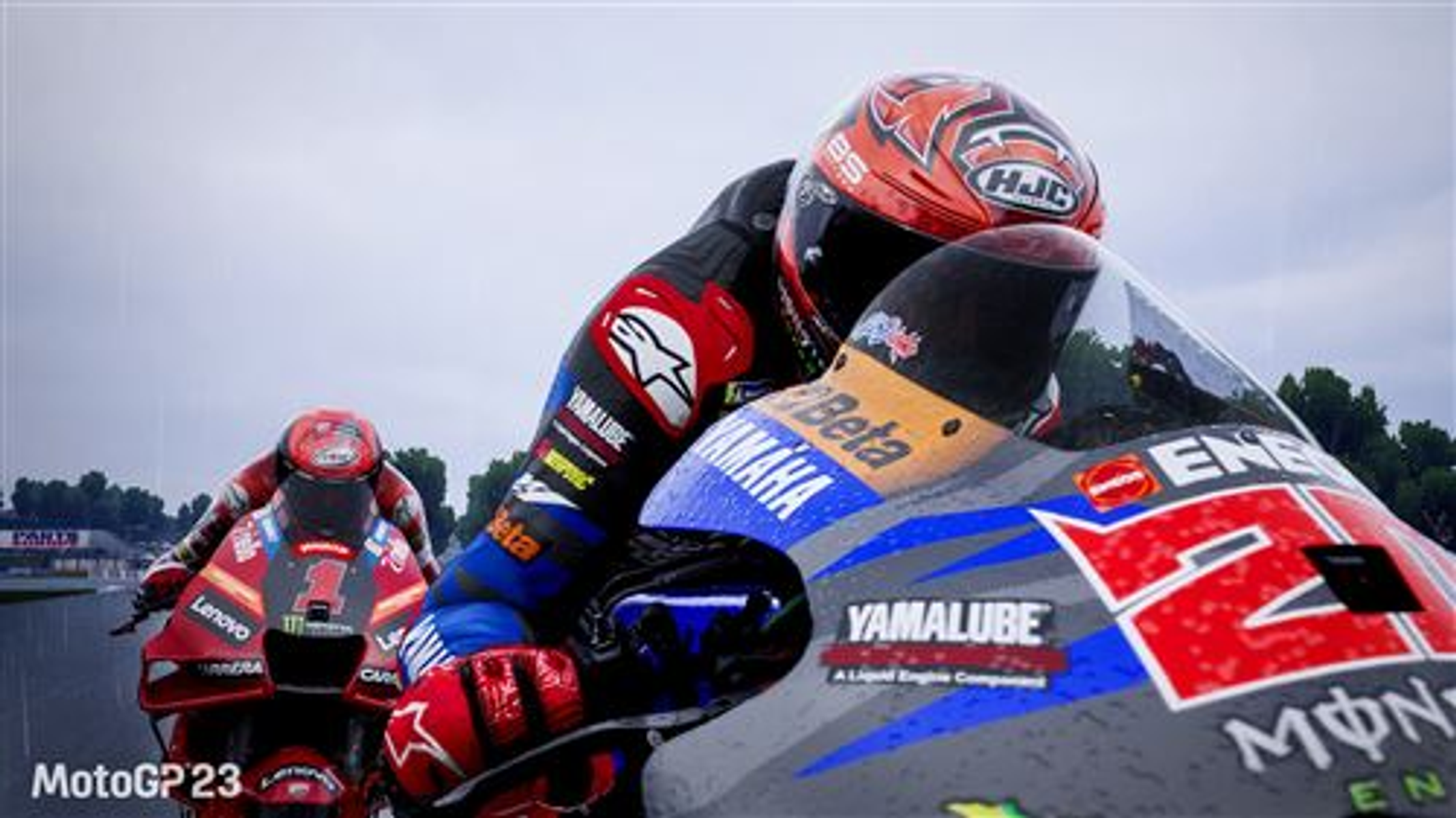 Scena wyścigu MotoGP. Dwóch zawodników na motocyklach, pierwszy z przodu.