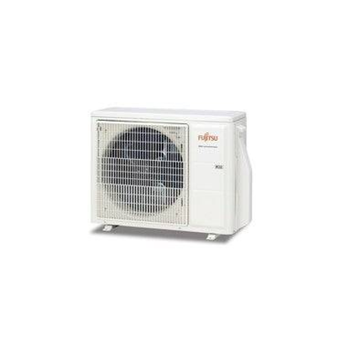 Se muestra una unidad de aire acondicionado exterior Fujitsu blanca sobre un fondo blanco.