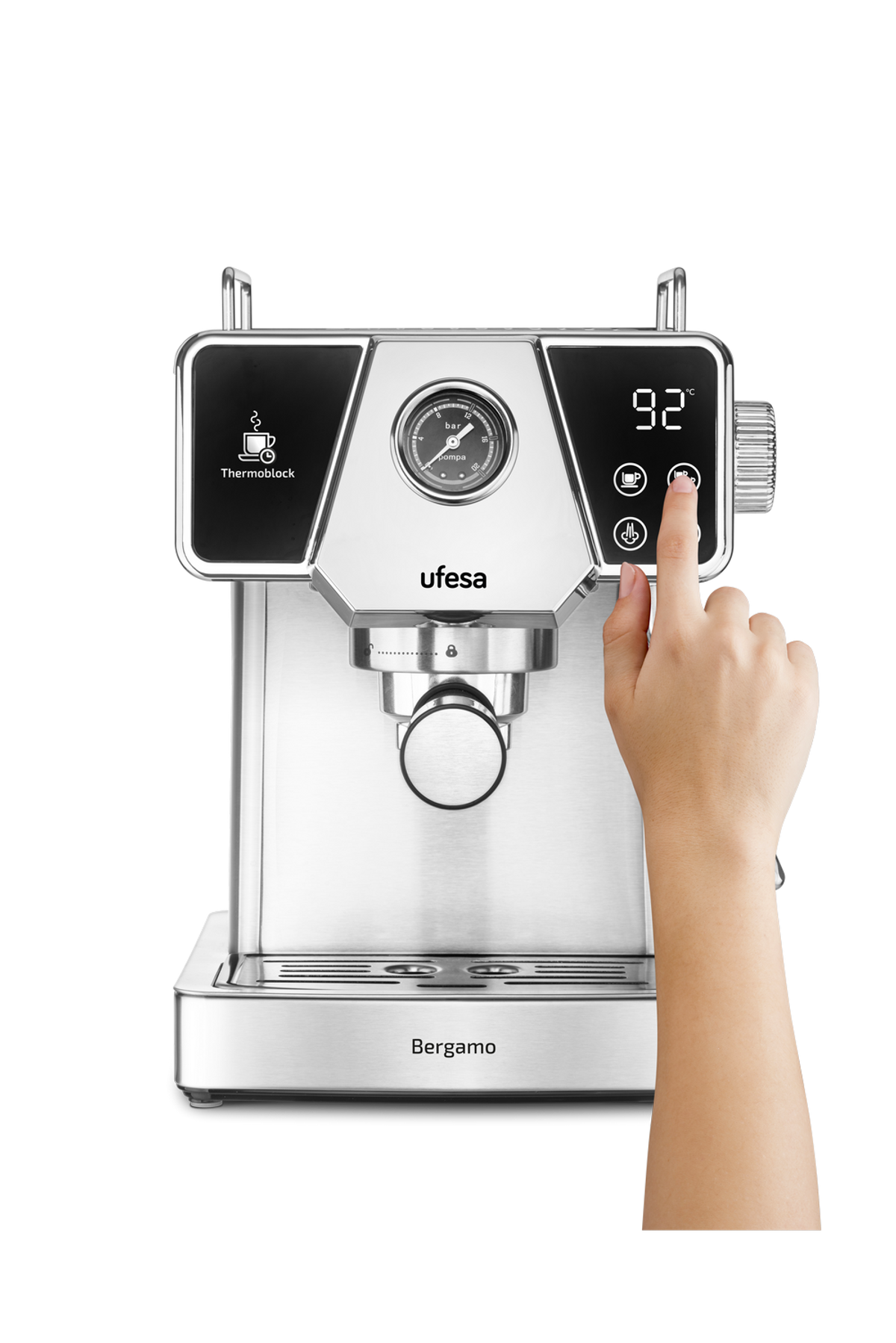 Cafetera espresso Ufesa, color plateado, con una mano pulsando un botón. Una pantalla digital muestra 92.