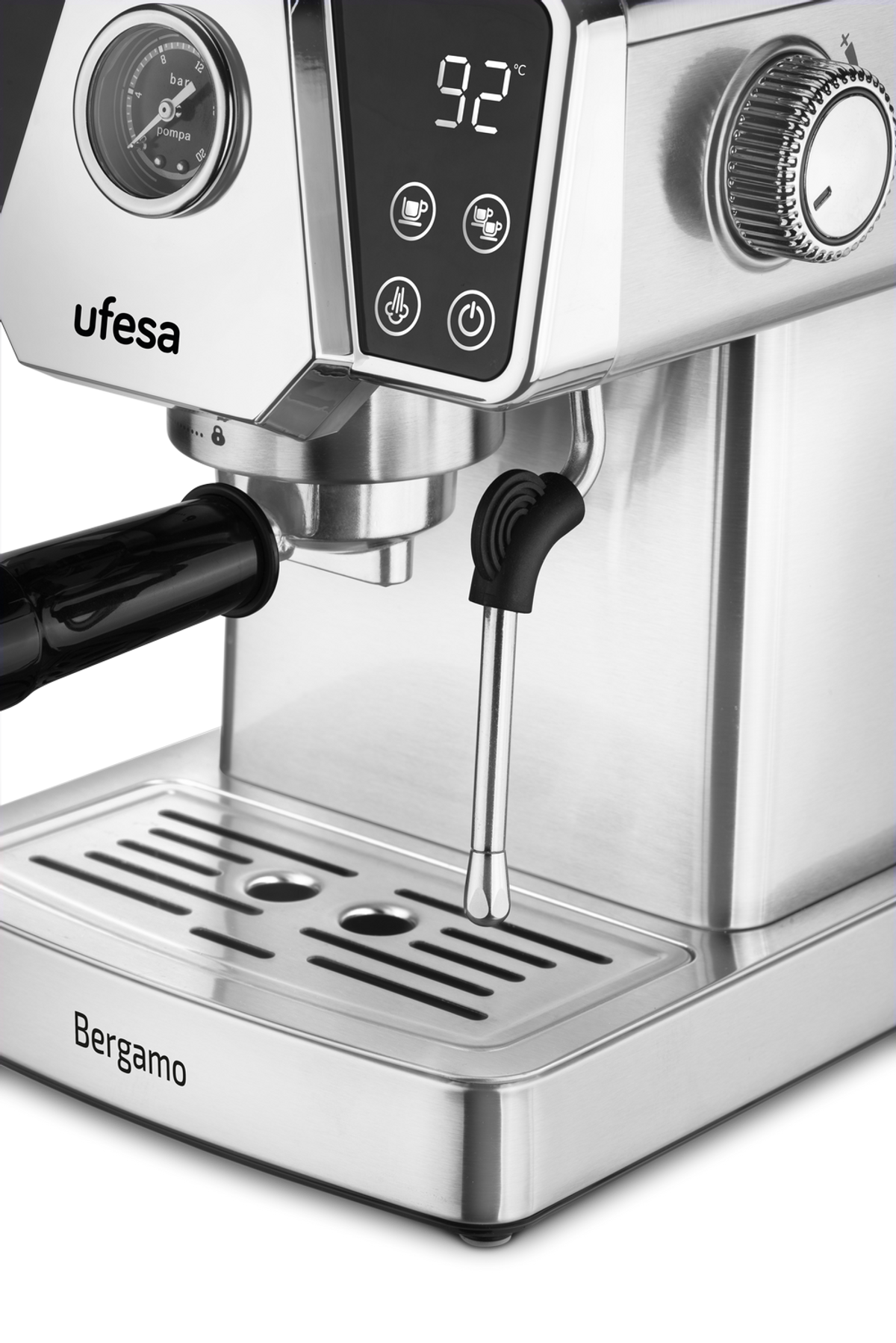 Primer plano de una cafetera espresso Ufesa plateada con varilla de vapor negra.