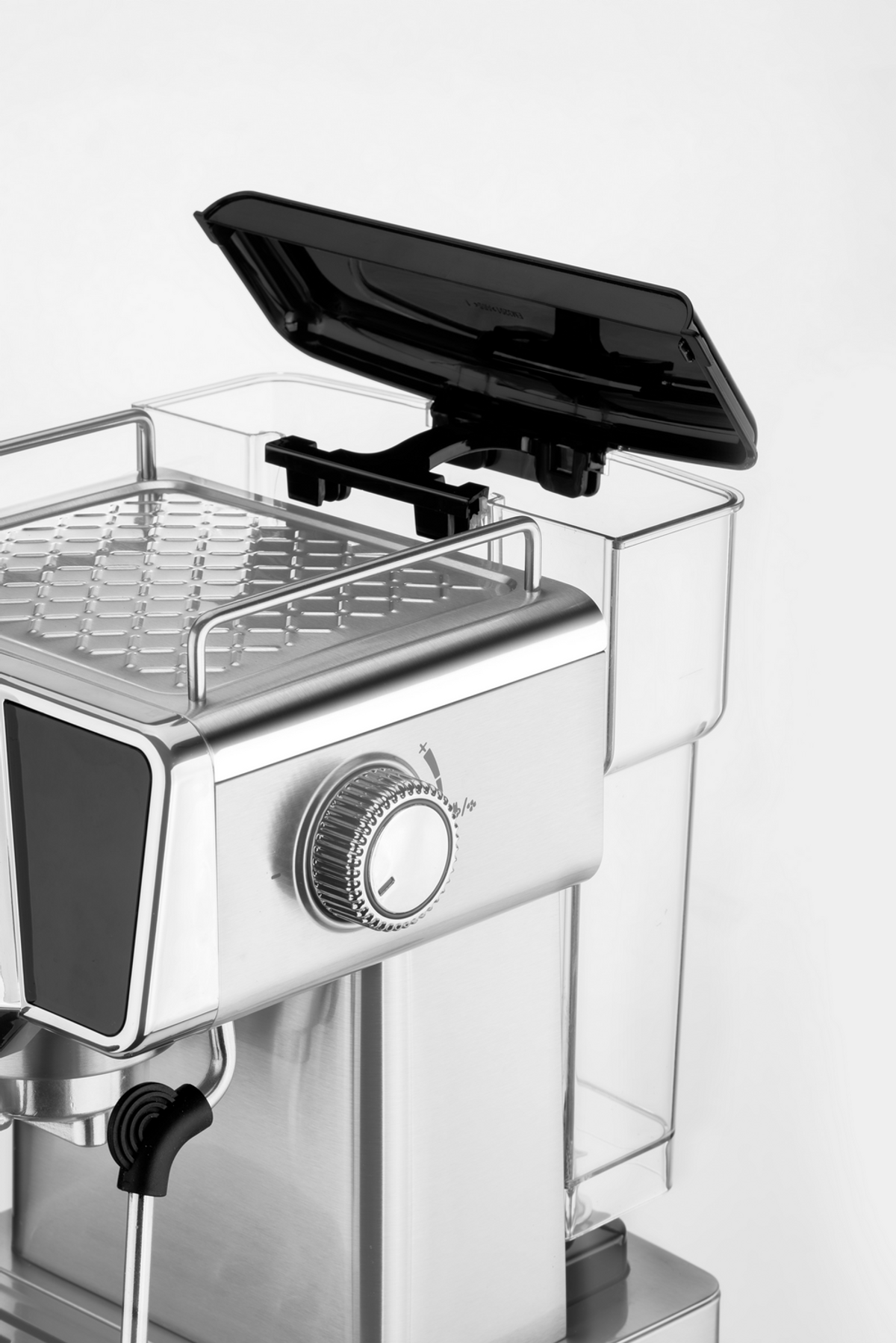 Primer plano de una máquina de espresso plateada y negra con depósito de agua y dial.