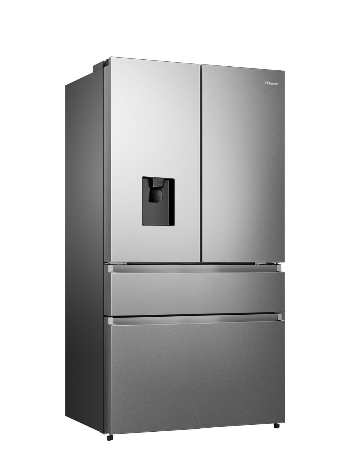 Refrigerador plateado con tres puertas y un dispensador de agua, aislado sobre un fondo blanco.