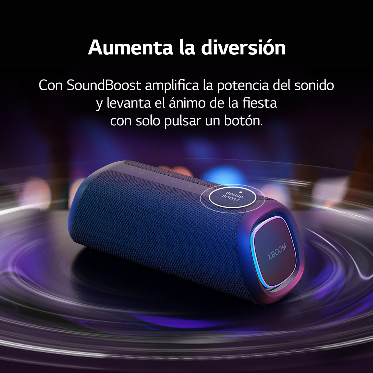 Altavoz azul sobre una superficie, luces moradas y azules en el fondo, publicidad de producto.