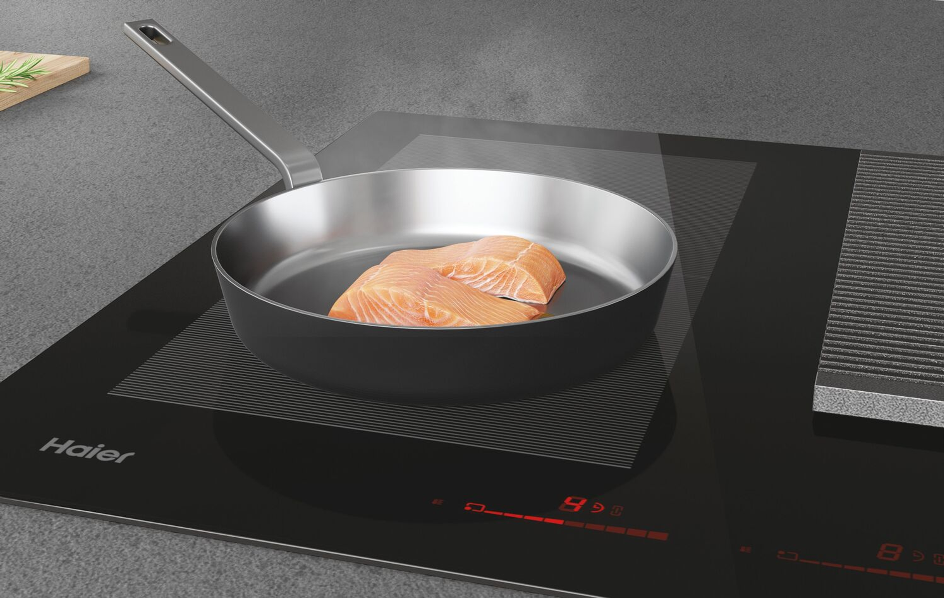 Una sartén en una placa de inducción negra con filetes de salmón crudo.