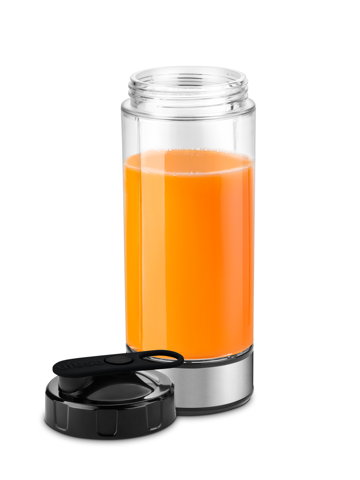 Botella de vidrio transparente con líquido naranja, tapa negra quitada, sobre fondo negro.