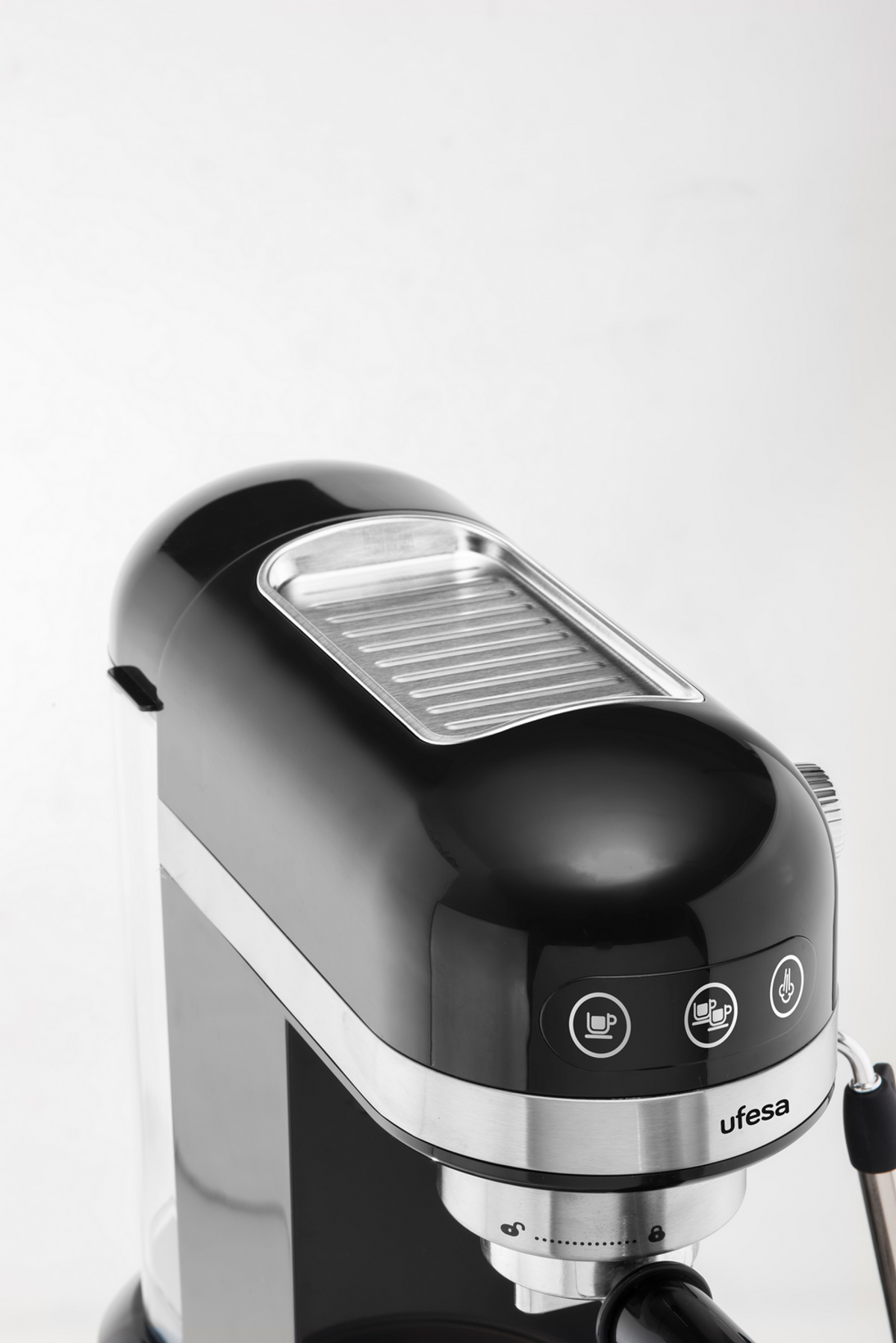 Czarno-srebrny ekspres do espresso. Ma przyciski i logo Ufesa na białym tle.