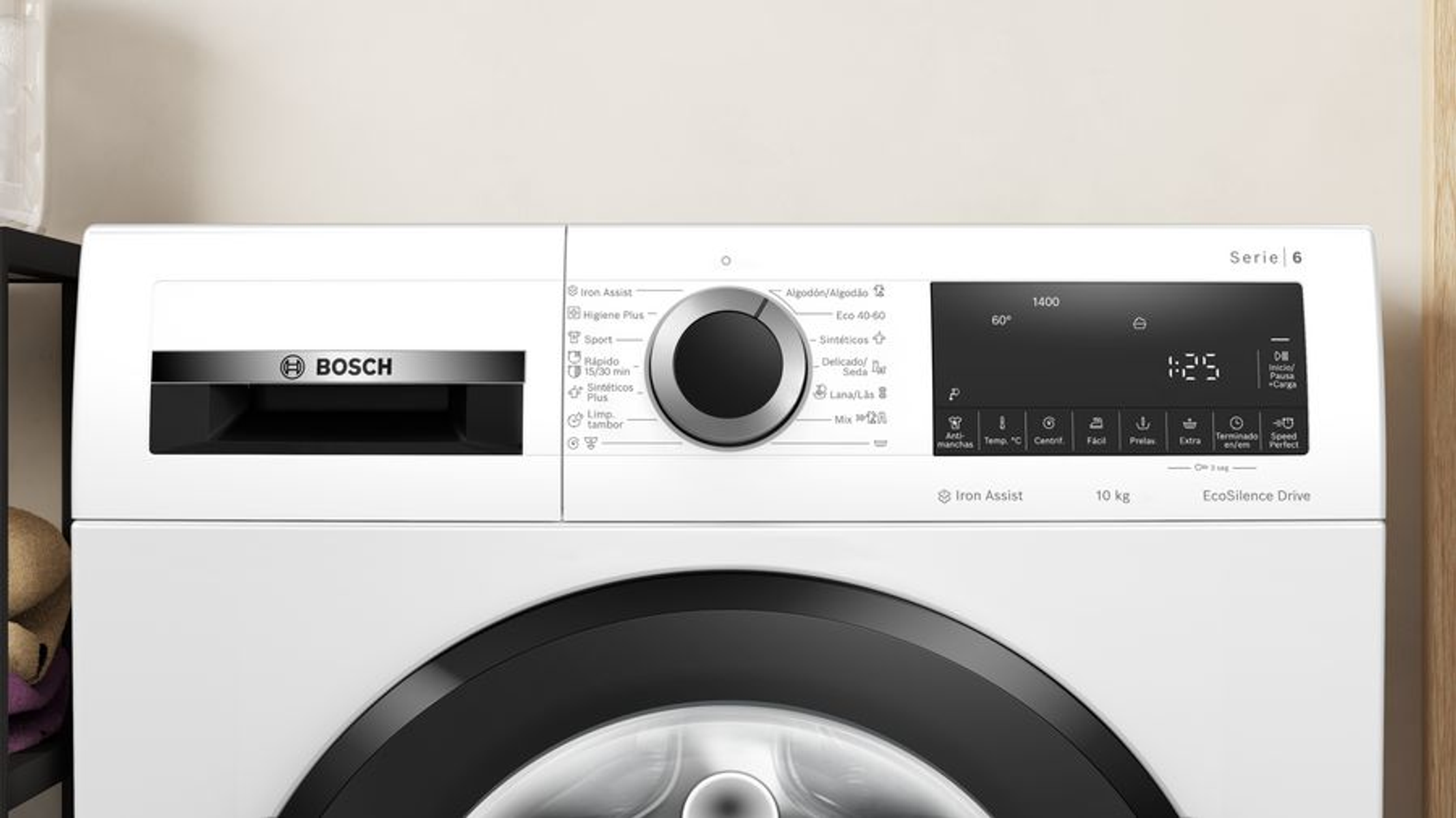 Biały panel sterowania pralki z przyciskami i wyświetlaczem, zbliżenie.