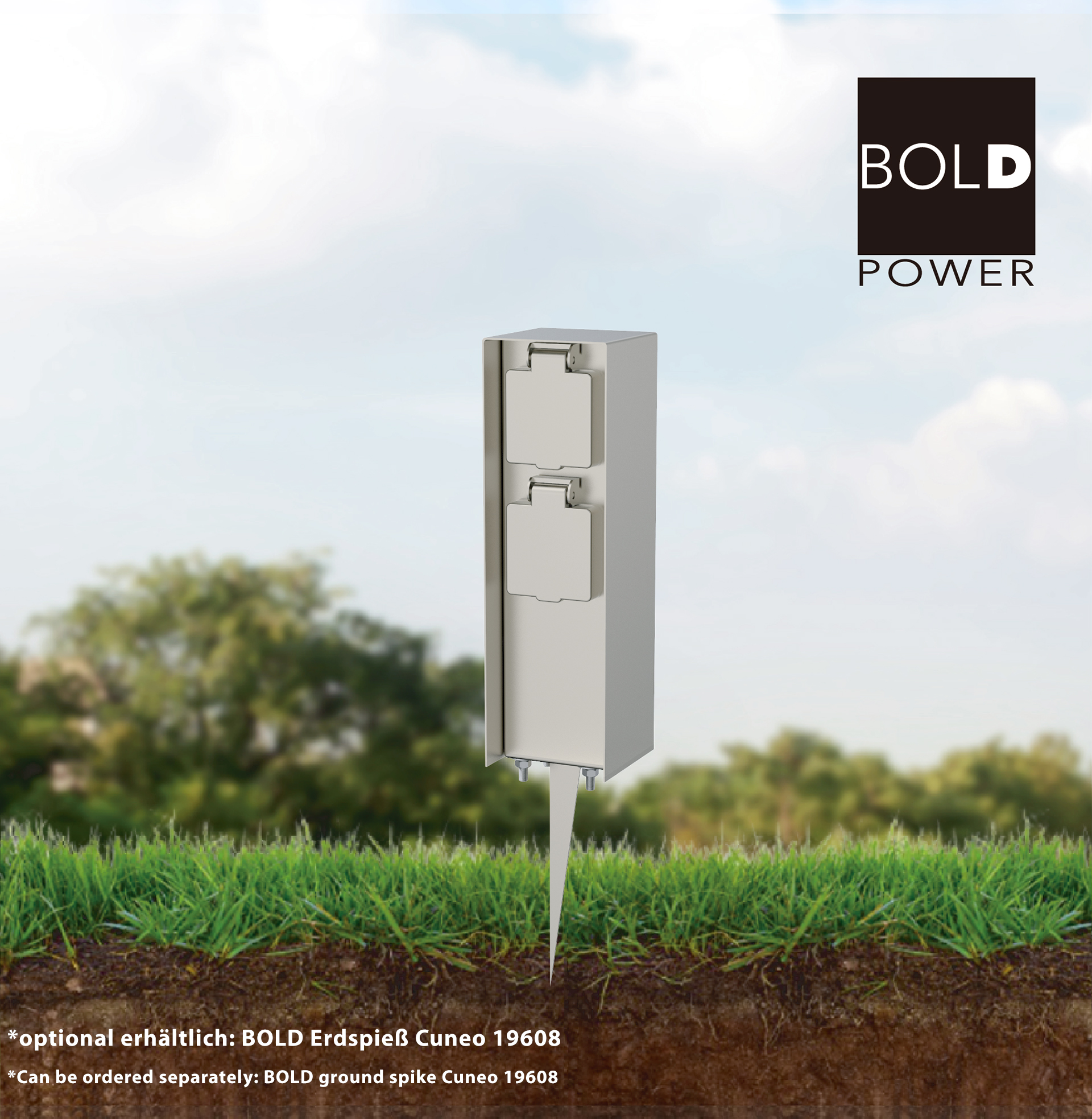 Eine metallene Außensteckdose mit zwei Steckdosen, die im Gras platziert ist. Das BOLD POWER-Logo ist sichtbar.