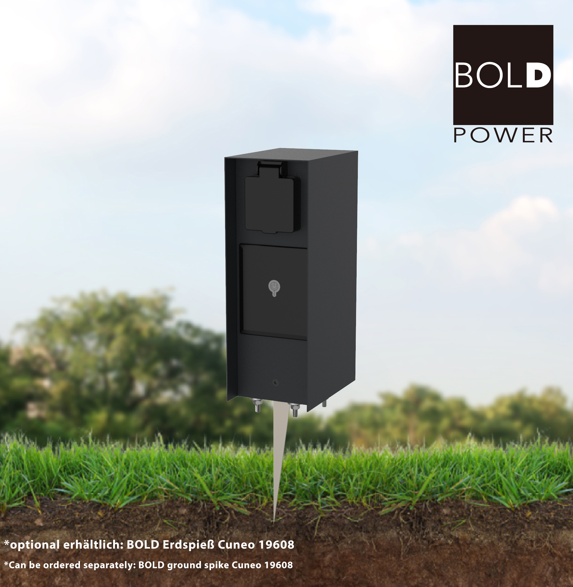 Schwarze Steckdose auf einem Pfahl im Gras. Text: BOLD POWER. Himmel und Bäume im Hintergrund.
