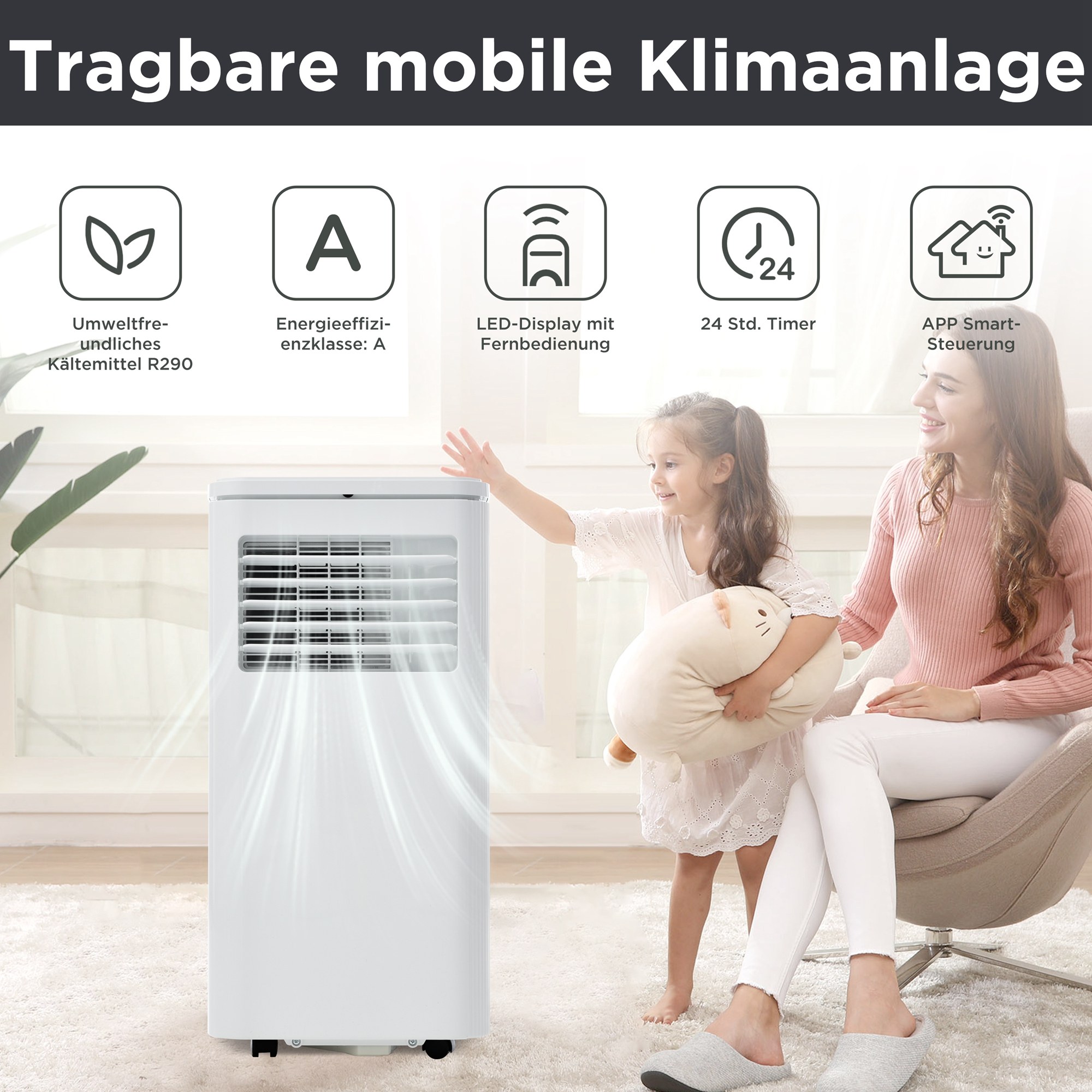 Eine weiße tragbare Klimaanlage mit Kindern, Symbolen und Text auf Deutsch. Der Hintergrund ist eine Heimatumgebung.
