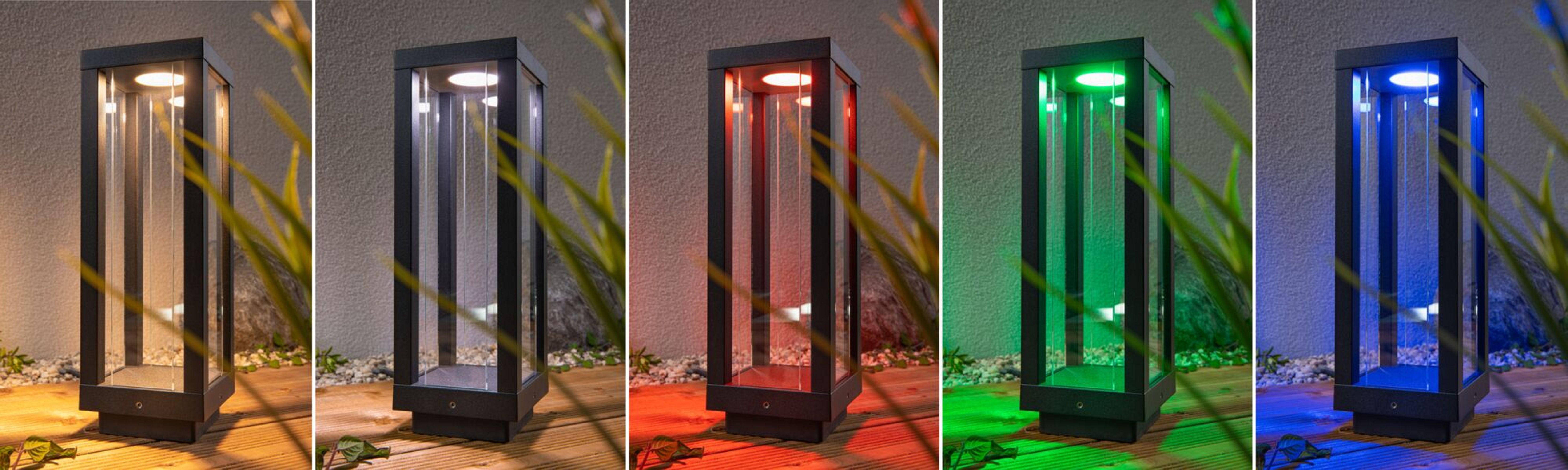 Fünf Außenleuchten in verschiedenen Farben. Sie sind schwarz, hoch und haben eine Glasscheibe.