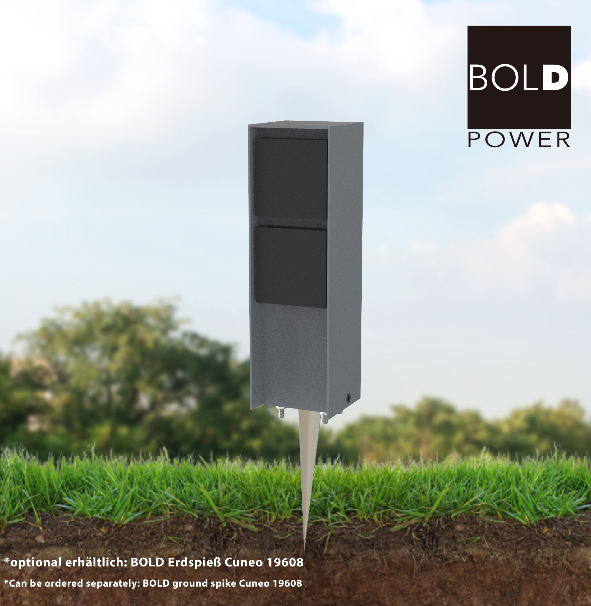 Grauer rechteckiger Pfosten mit Spießfuß, im Gras stehend, mit Himmelshintergrund und BOLD POWER Logo.