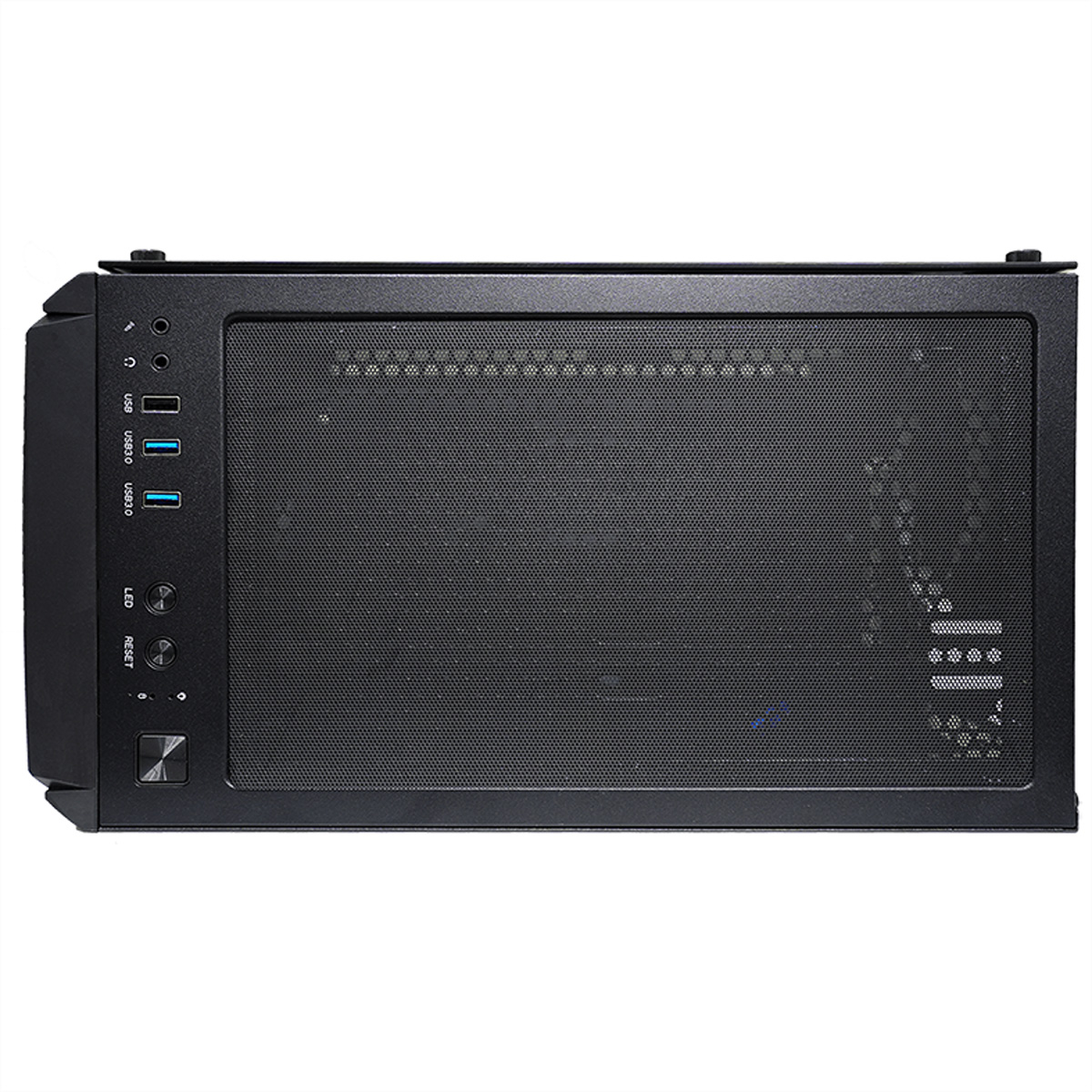 Czarna obudowa komputera z siatkowym przodem, portami USB i przyciskami. Na białym tle.