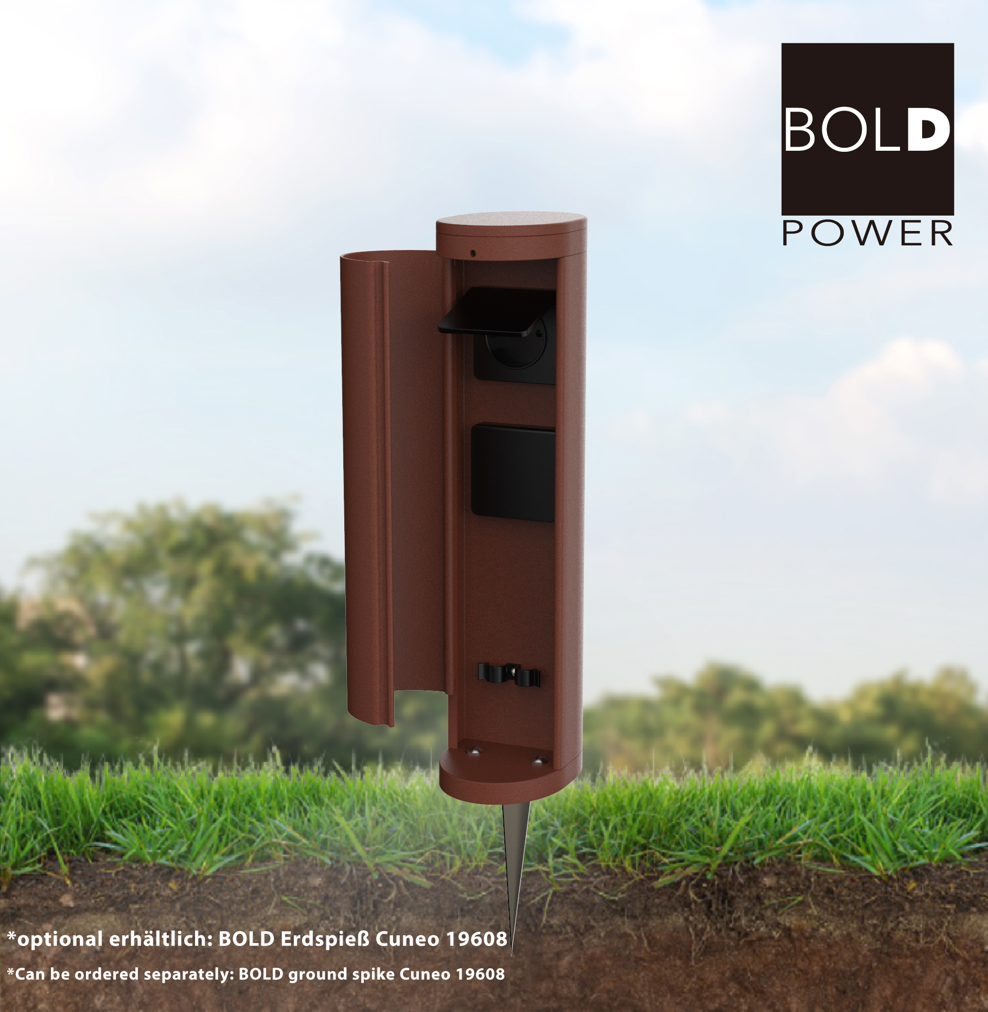 Eine braune Steckdose, die im Gras steht. Text 'BOLD POWER' ist sichtbar.