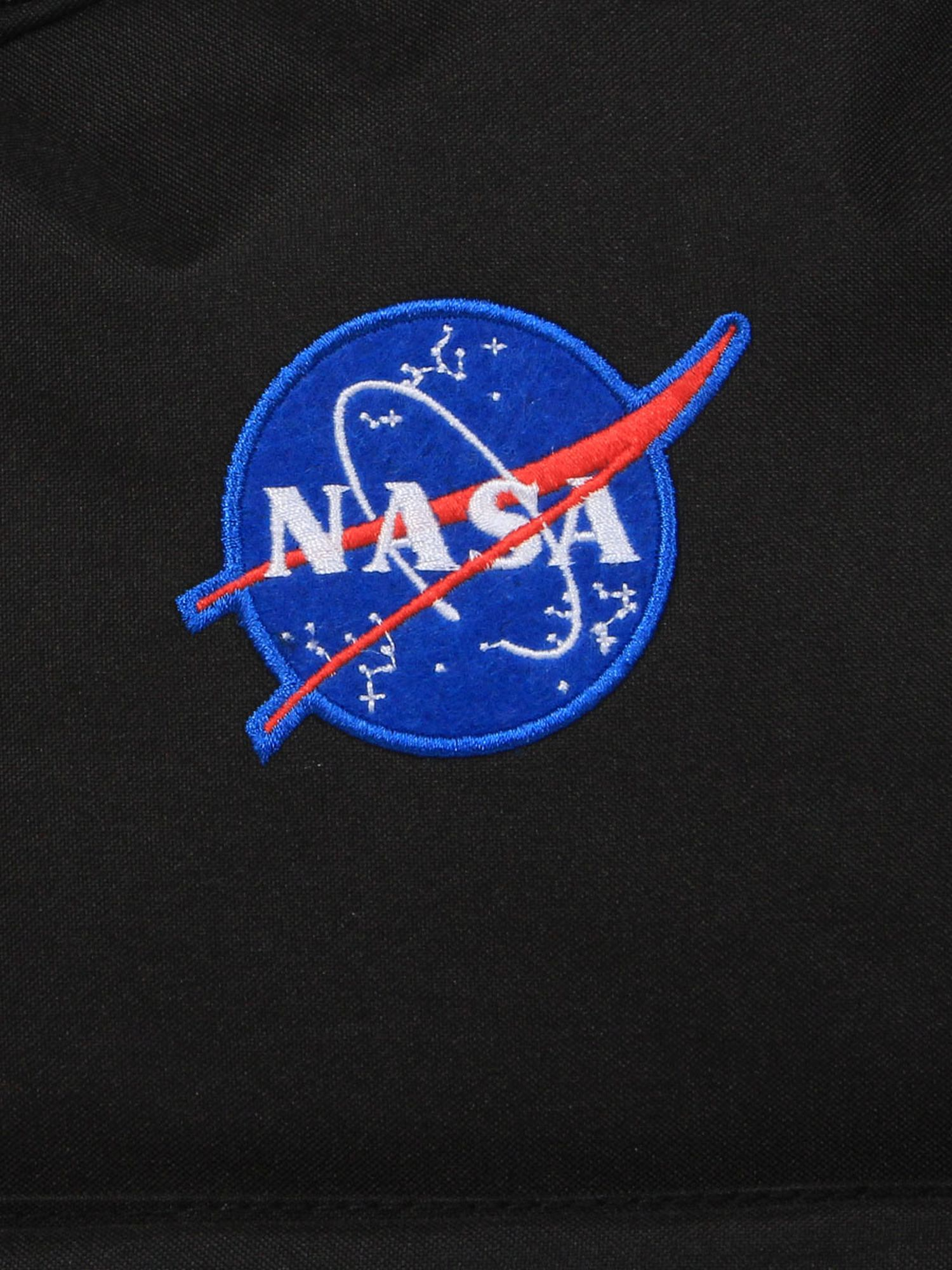 NASA-Logo-Aufnäher auf schwarzem Stoff. Blauer Kreis mit weißem Text und rotem Swoosh.