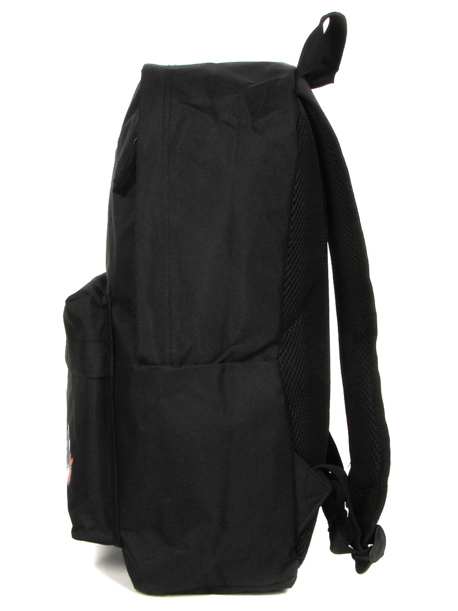 Schwarzer Rucksack von der Seite. Er hat eine Vordertasche mit kleinem Logo und zwei Schultergurte.