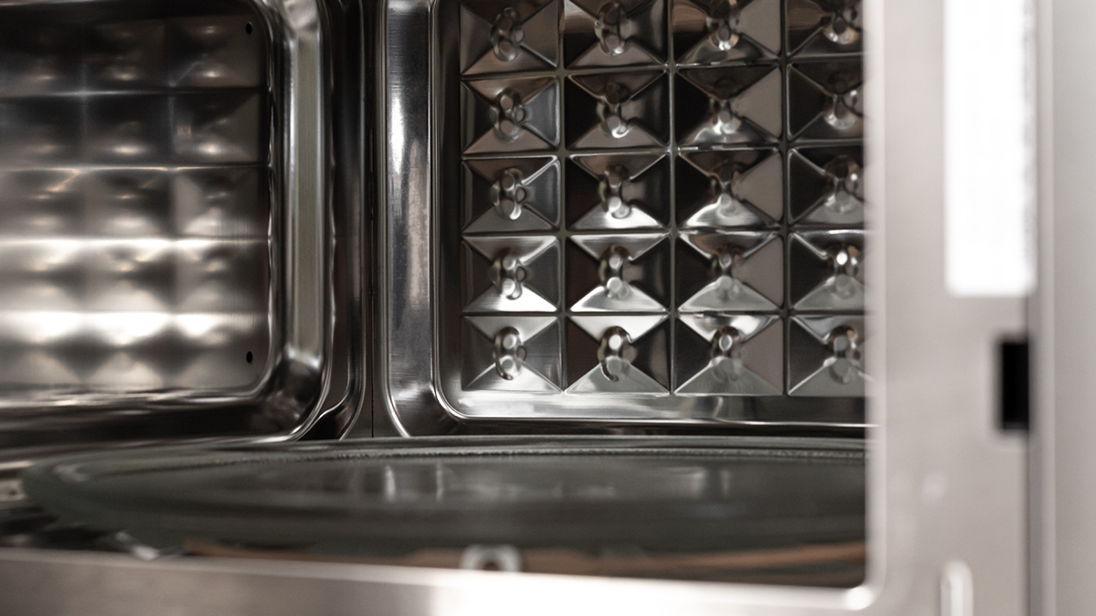 Wnętrze kuchenki mikrofalowej ze szklanym talerzem.