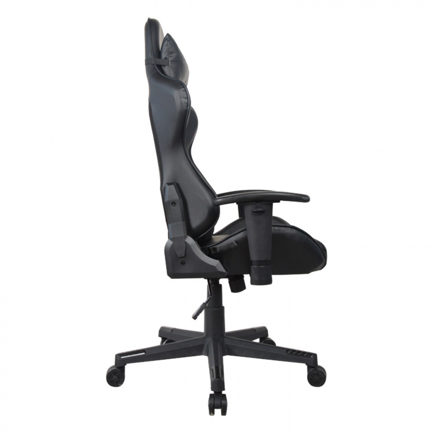 Schwarzer Gaming-Stuhl von der Seite. Der Stuhl hat eine hohe Rückenlehne und Räder.