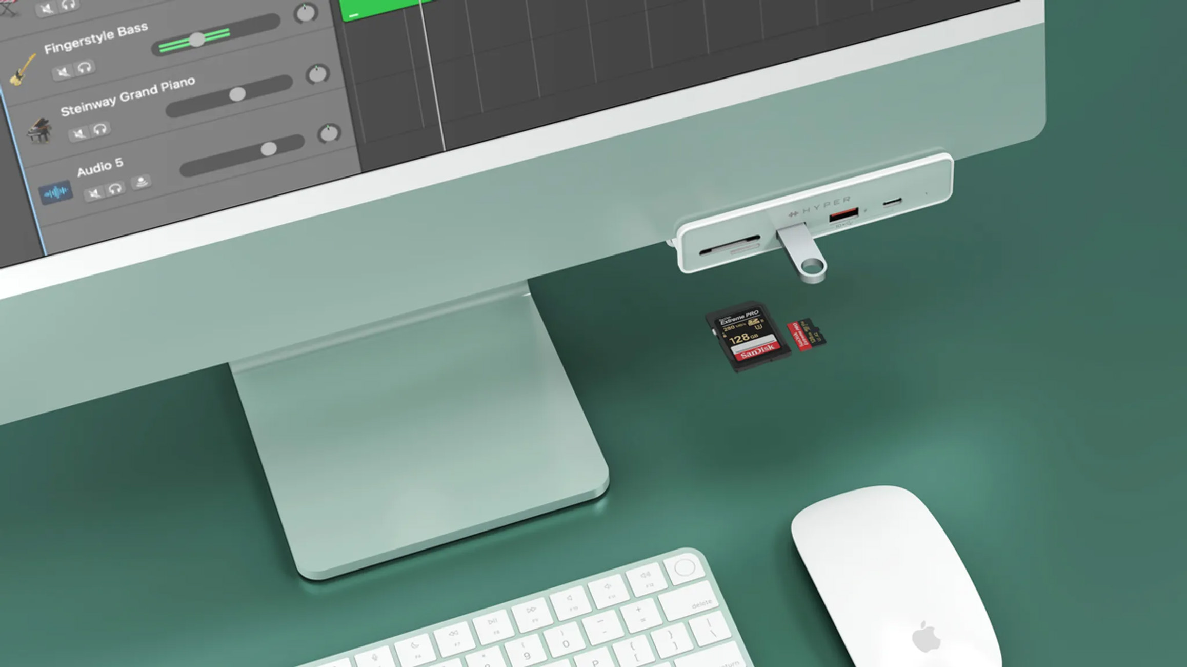 Ein iMac mit Tastatur, Maus und USB-Hub mit SD-Karten.