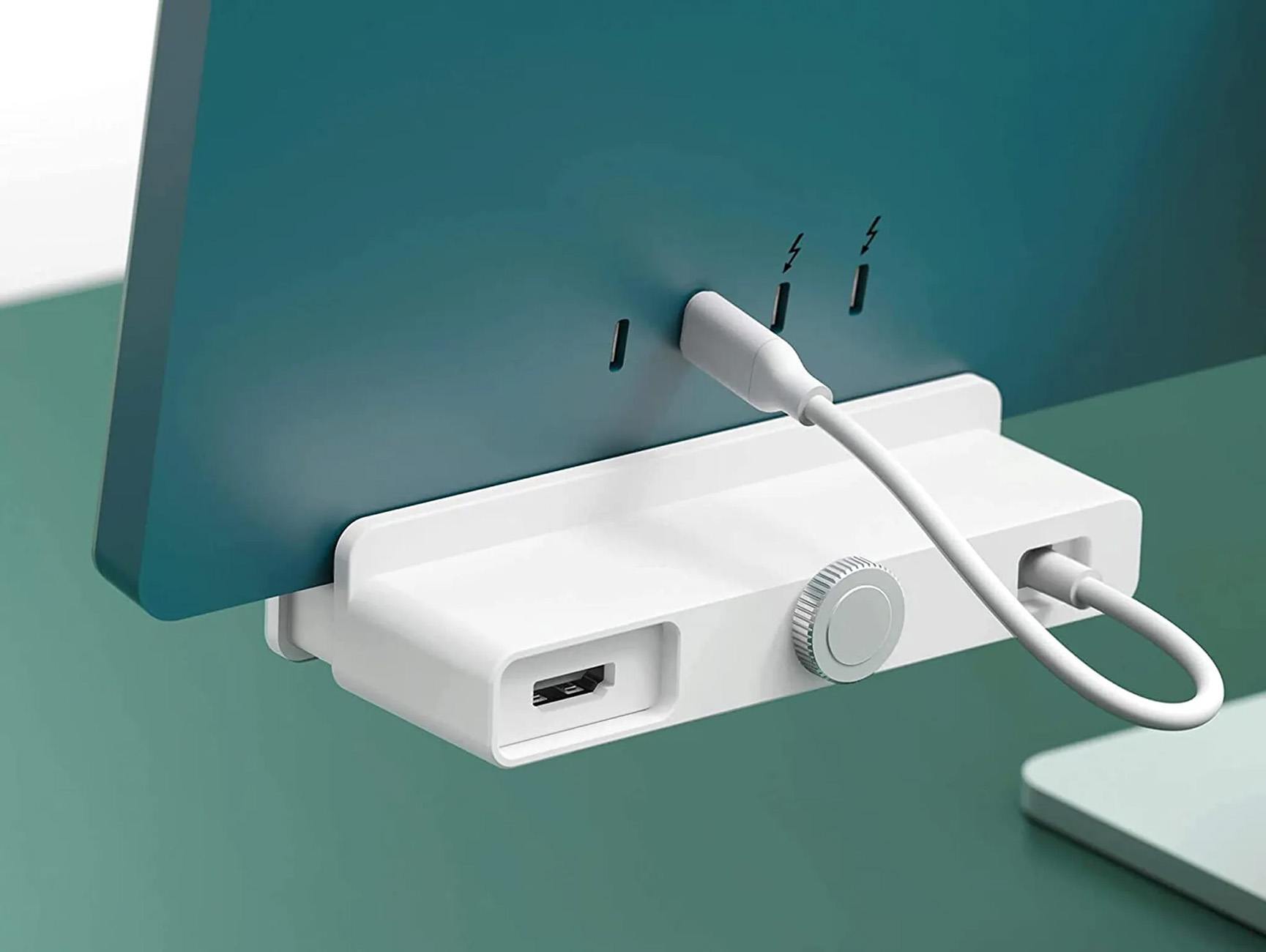 Ein weißes Computerzubehör mit USB-Anschluss und weißem Kabel. Der Hintergrund ist verschwommen.