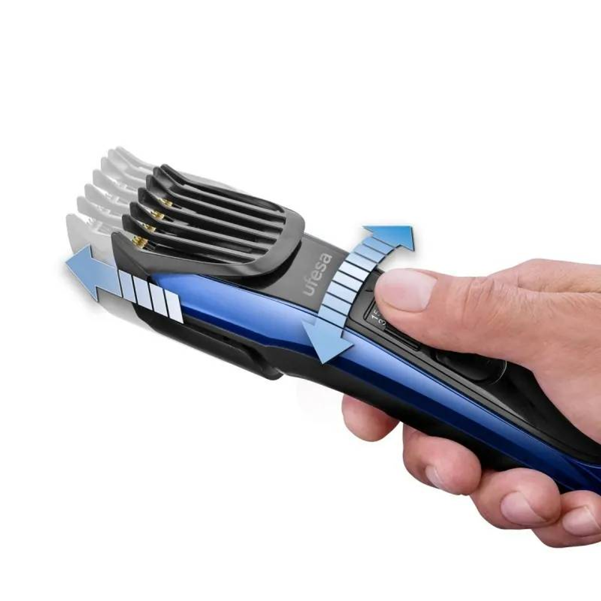 Mano sosteniendo una cortadora de cabello azul y negro. Las flechas indican ajuste. La marca es Ufesa.