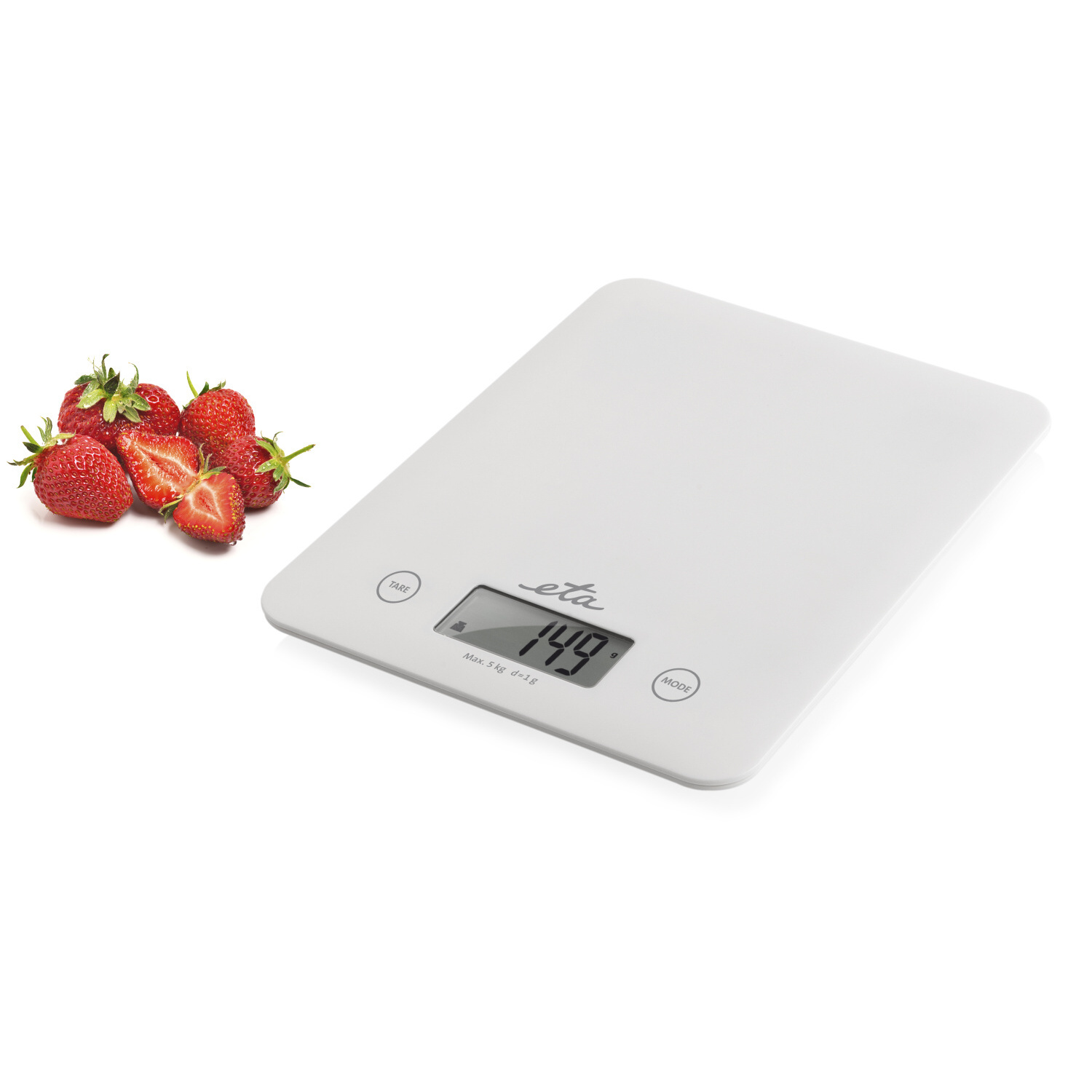Eine weiße digitale Küchenwaage mit Erdbeeren daneben. Die Waage zeigt 149 an.