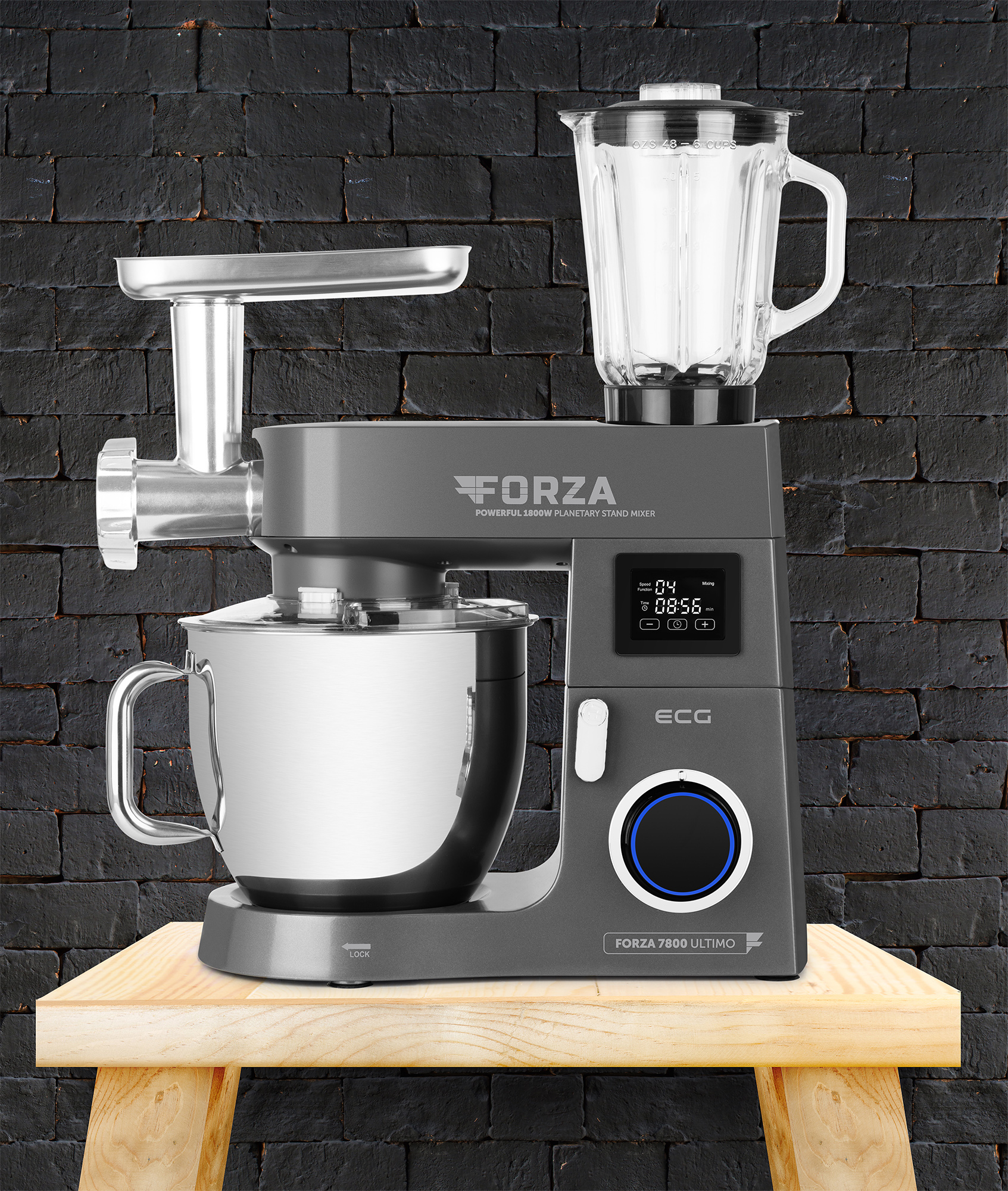 Ein graues Küchengerät mit Mixer und Blender. Es steht auf einem Holztisch.
