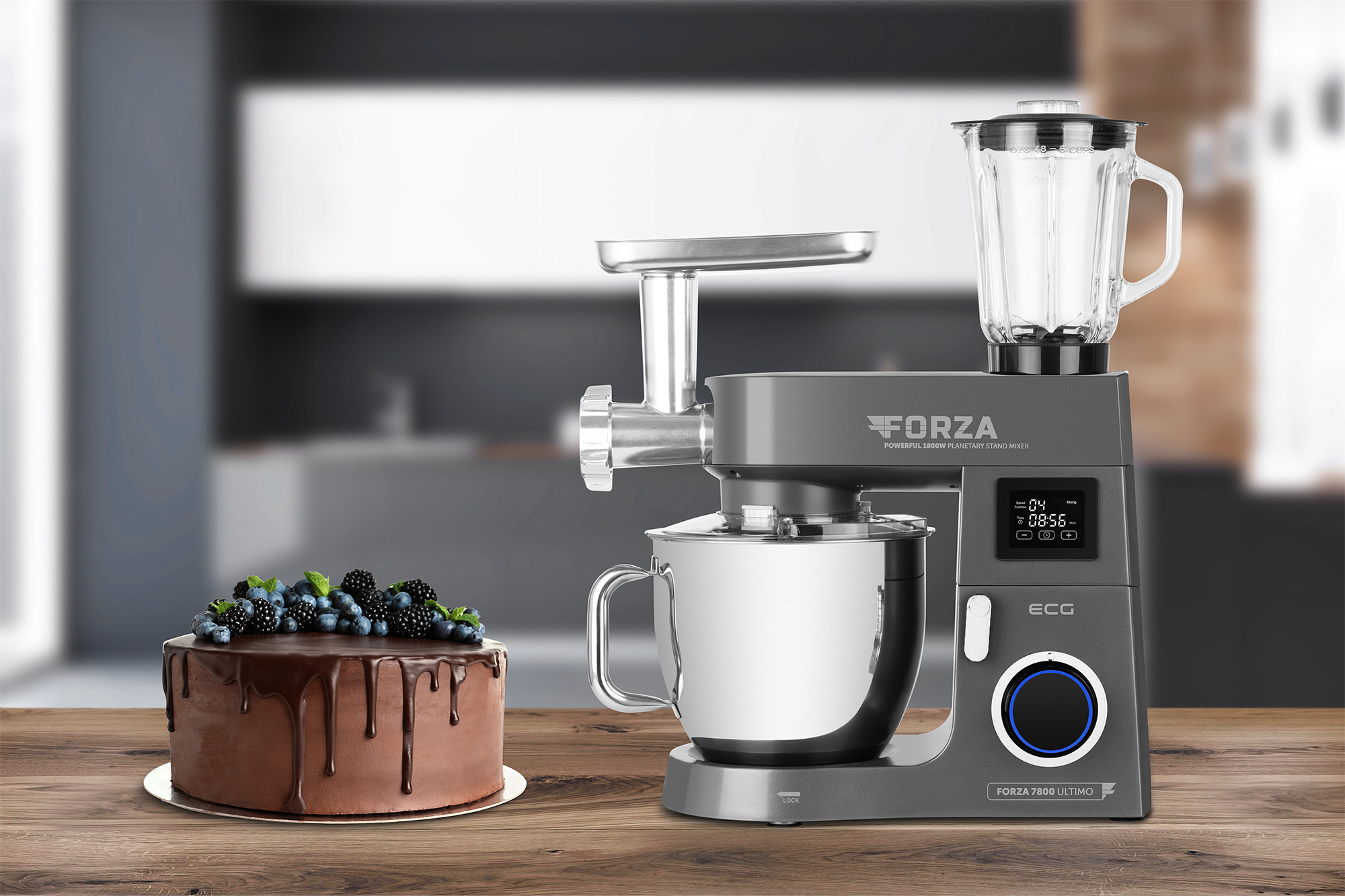Küchenmaschine mit Kuchen. Kuchen mit Beeren und Schokolade. Hintergrund Küche.