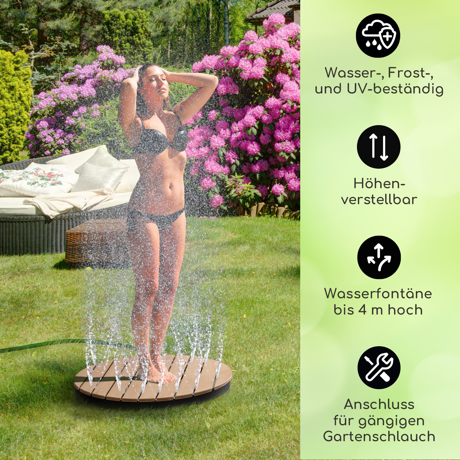 Frau im Bikini unter einem Wasserfontänen-Brunnen im Garten. Sprinkler und eine Holzbasis.