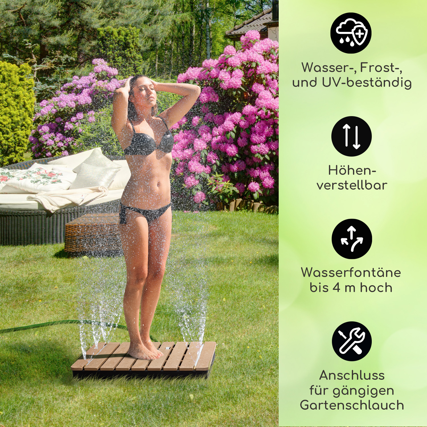 Frau im Badeanzug duscht im Freien mit einer Gartendusche.