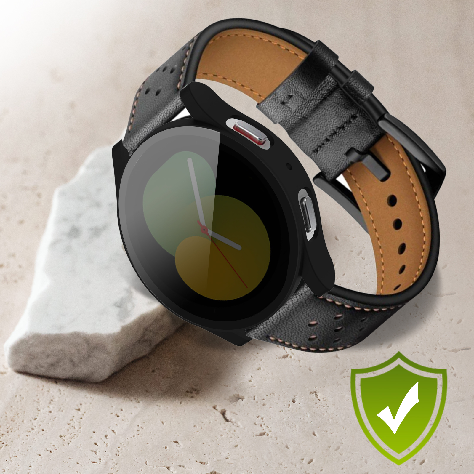 Schwarze Smartwatch mit schwarzem und braunem Lederarmband. Sie liegt auf einem Stein.