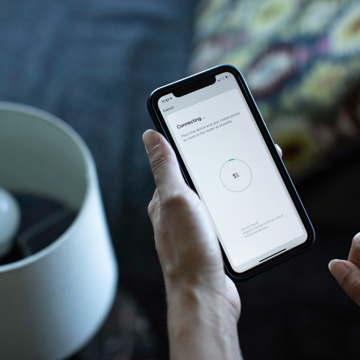 Eine Person, die ein Smartphone hält, das einen "Verbinden"-Bildschirm zeigt.