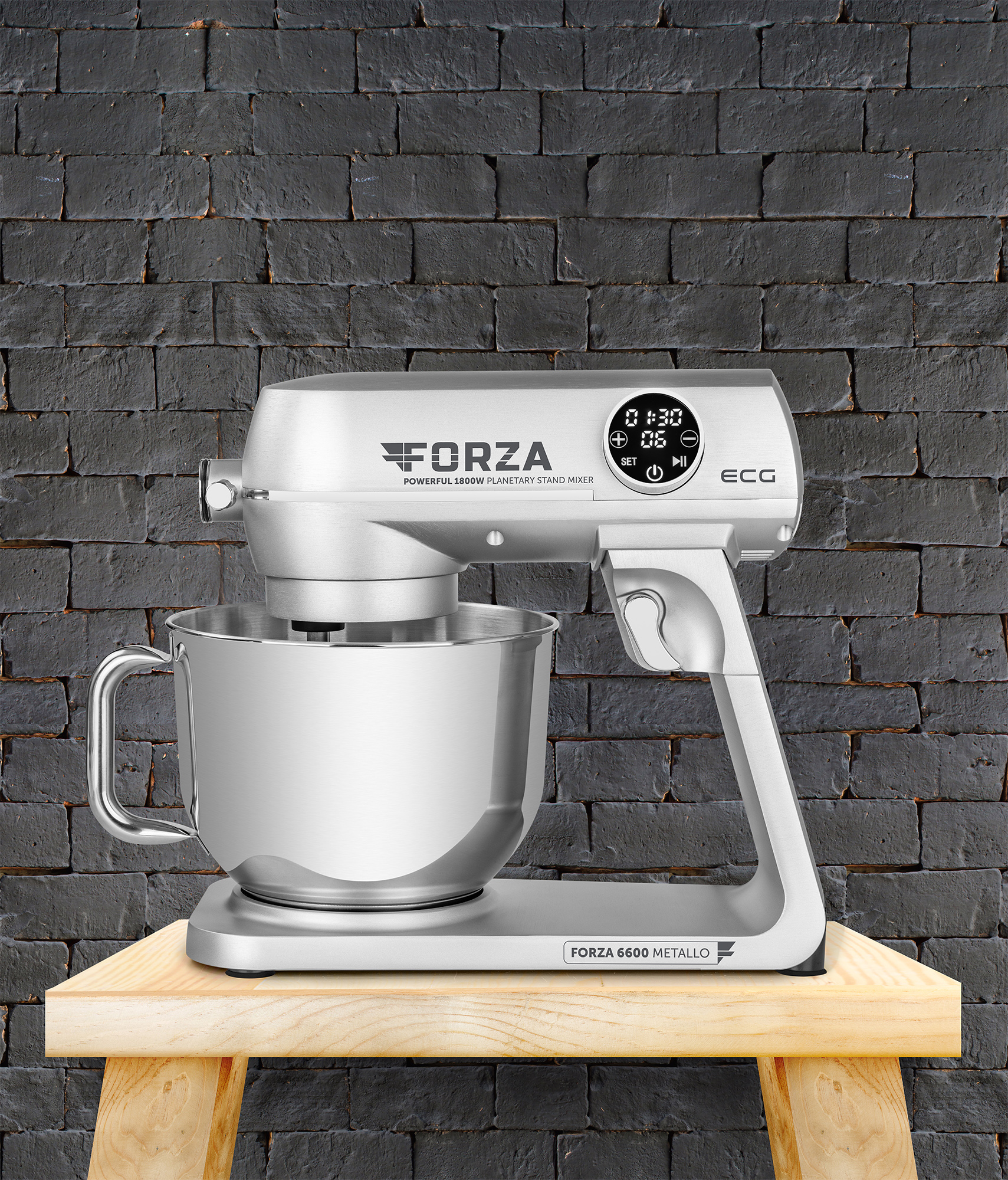 Un mixer da banco argentato è su uno sgabello di legno contro un muro di mattoni neri. Il mixer ha una ciotola e i comandi.
