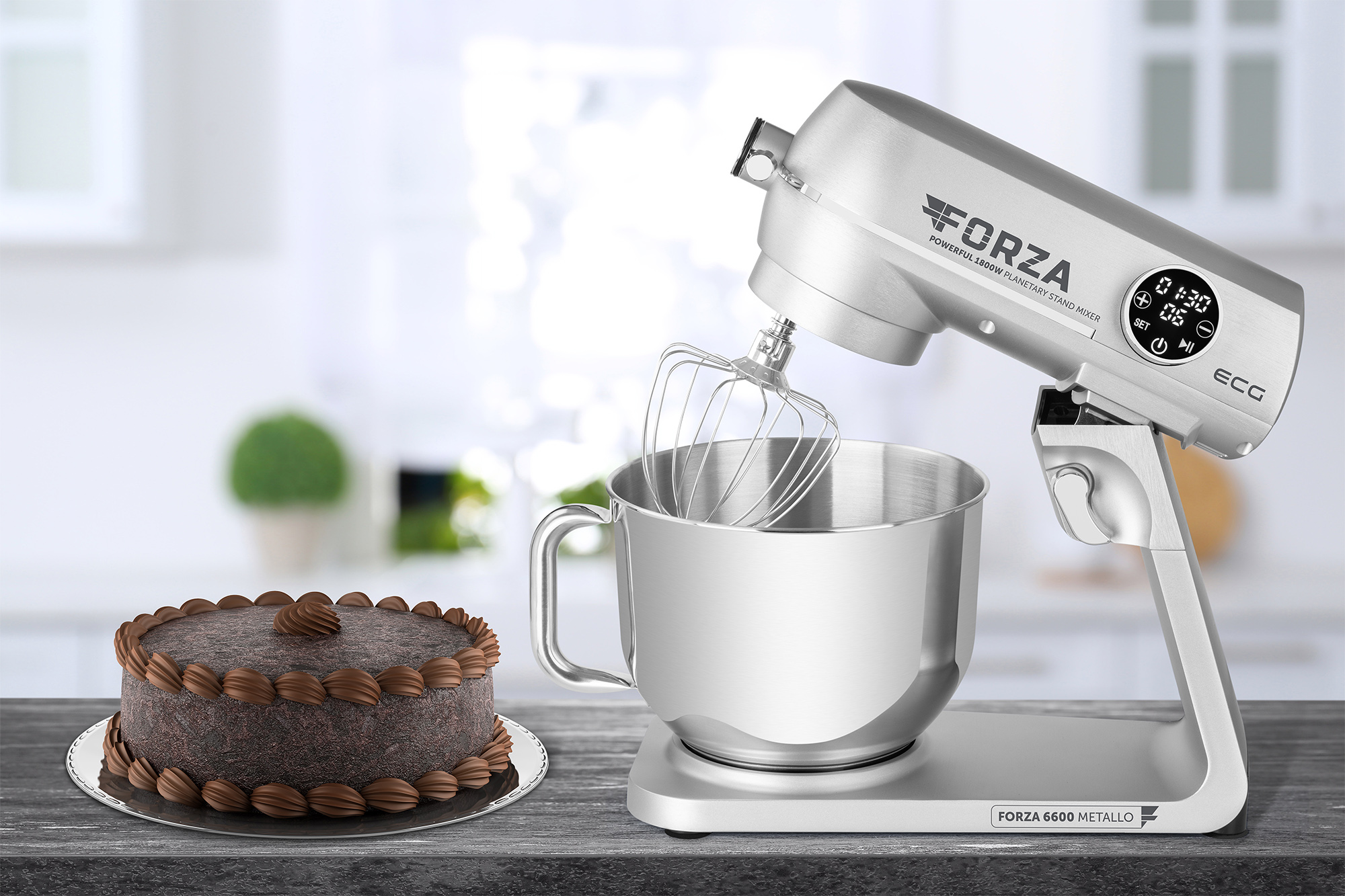 Un mixer da supporto argentato con una ciotola e una torta al cioccolato accanto.