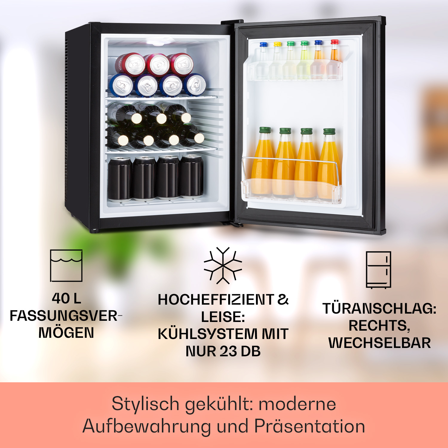 Mini frigo nero con porta aperta. Bevande e prodotti all'interno.