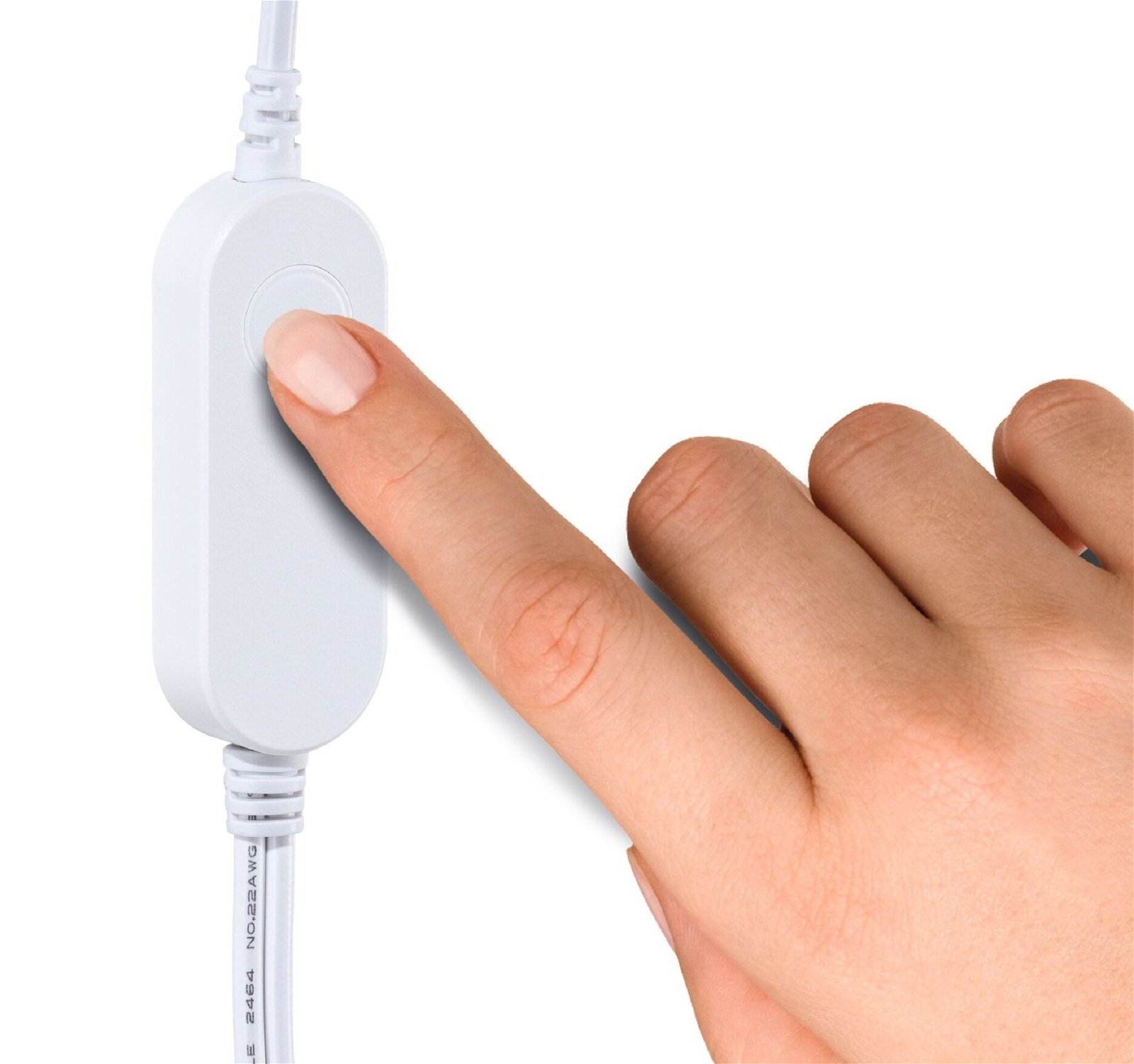 Palec naciskający biały przycisk na białym urządzeniu sterującym podłączonym do białego kabla.