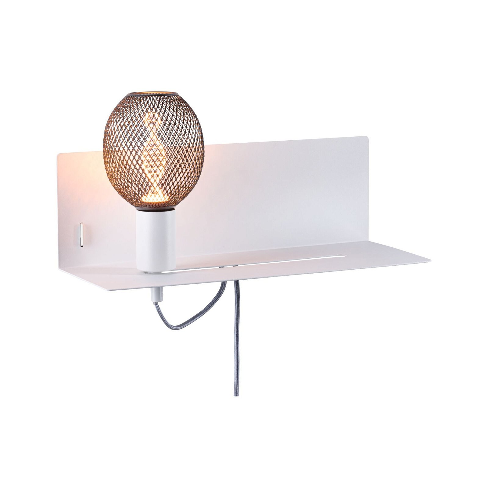 Nowoczesna lampa ścienna z żarówką z metalowej siatki. Jest zamontowana na białej półce.