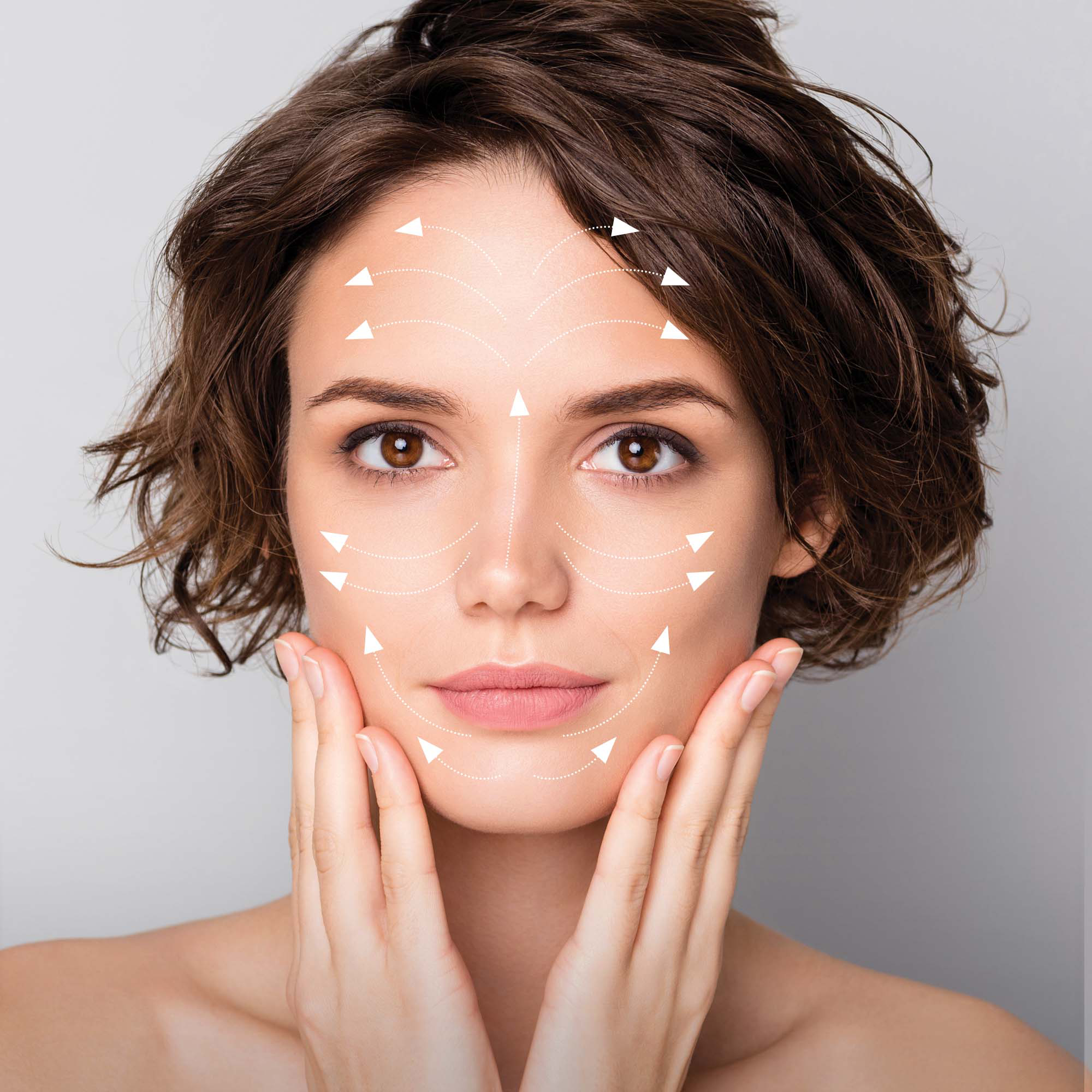 Twarz kobiety ze strzałkami wskazującymi ścieżki zabiegów estetycznych.